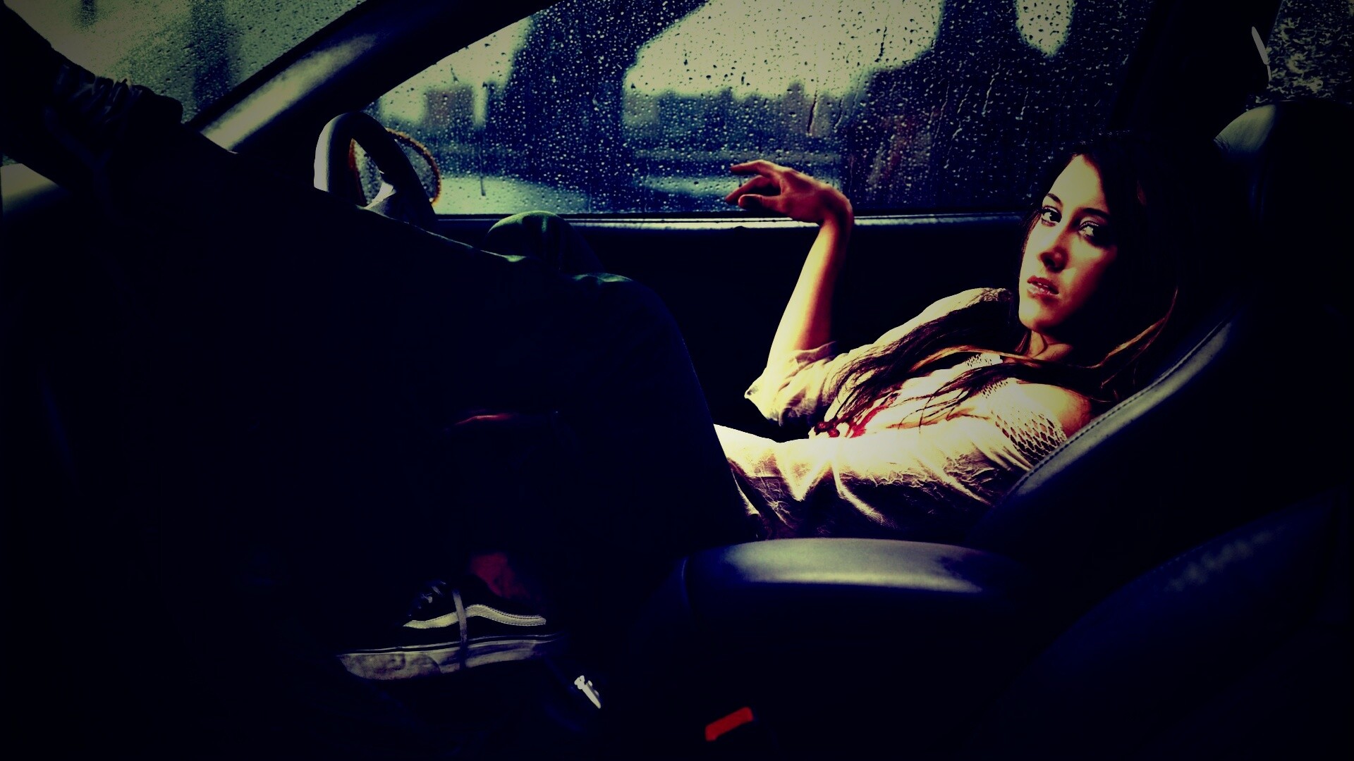 Девушка в автомобиле обои