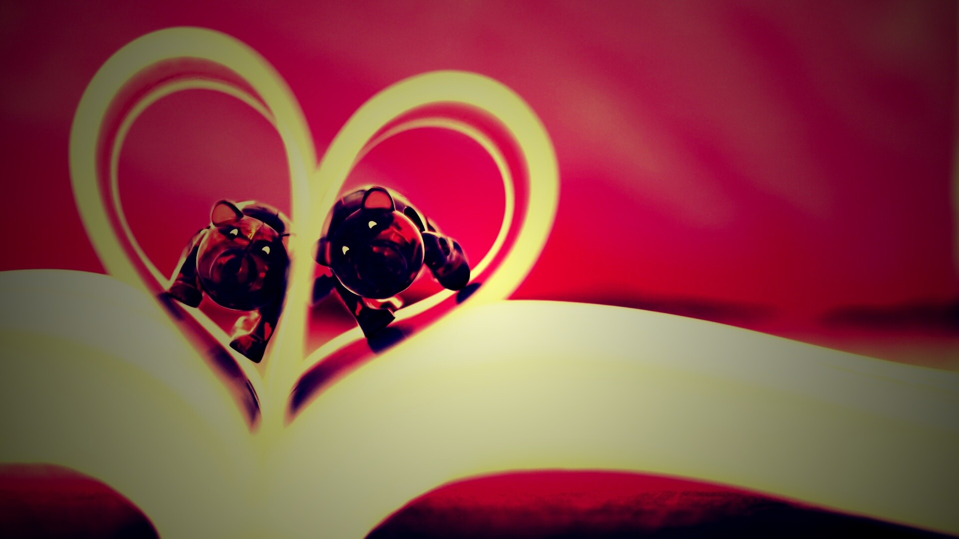 Фигурки мишек в книге обои