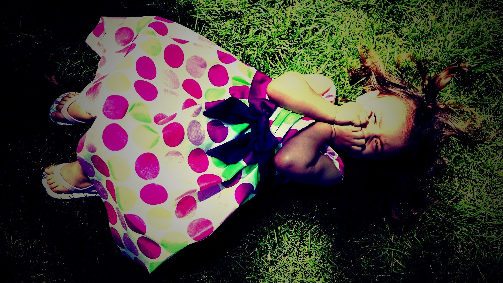 Девочка на траве обои