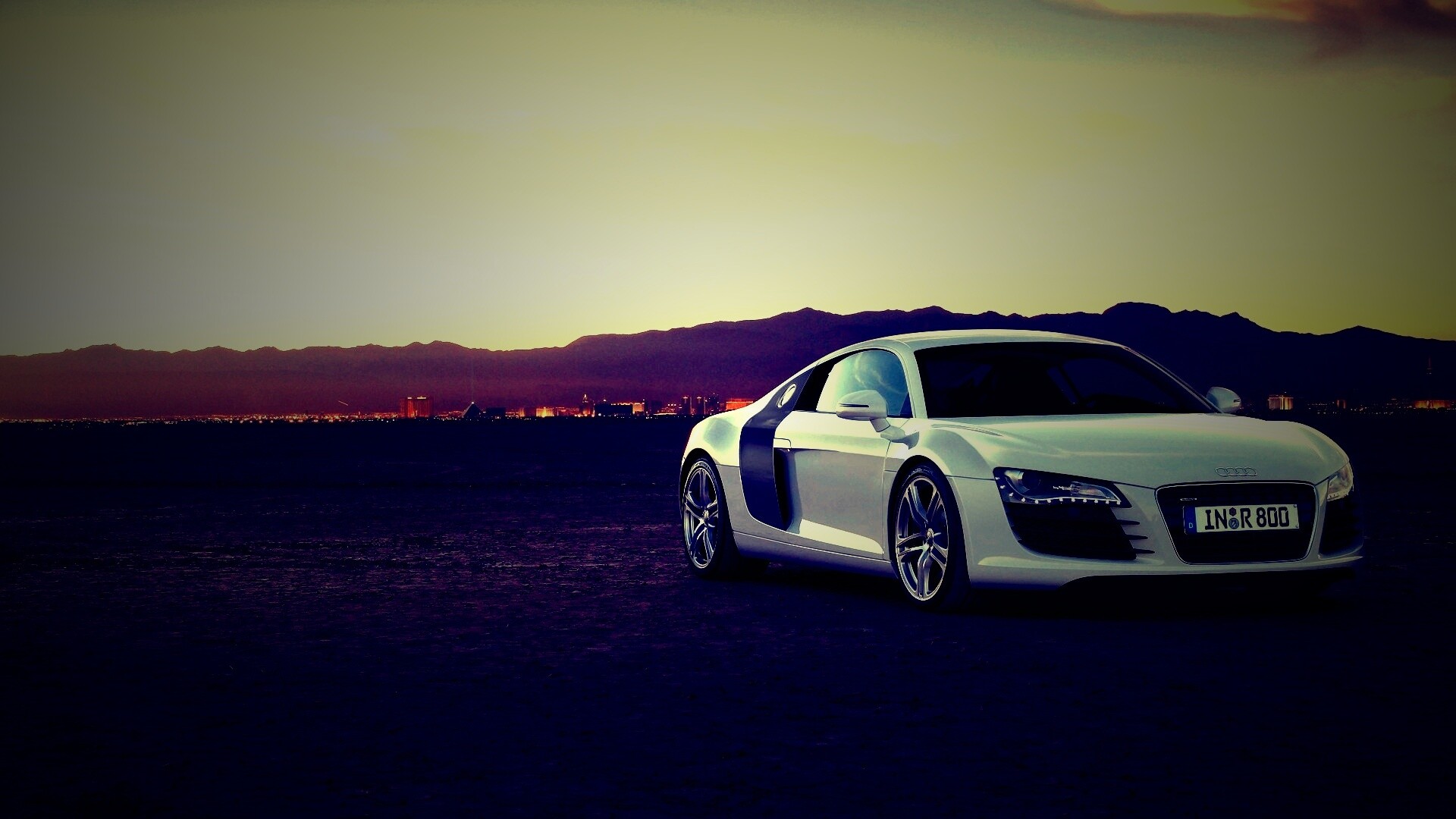 Белоснежная Ауди Р8 в пустыне обои