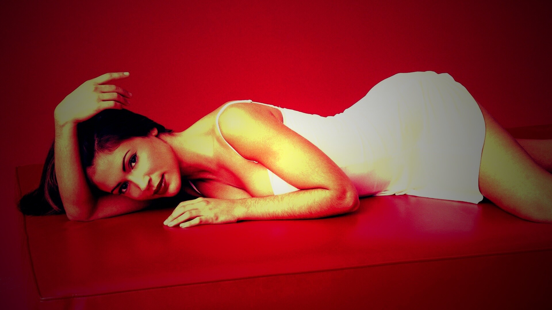 Алиса Милано на красном диване обои