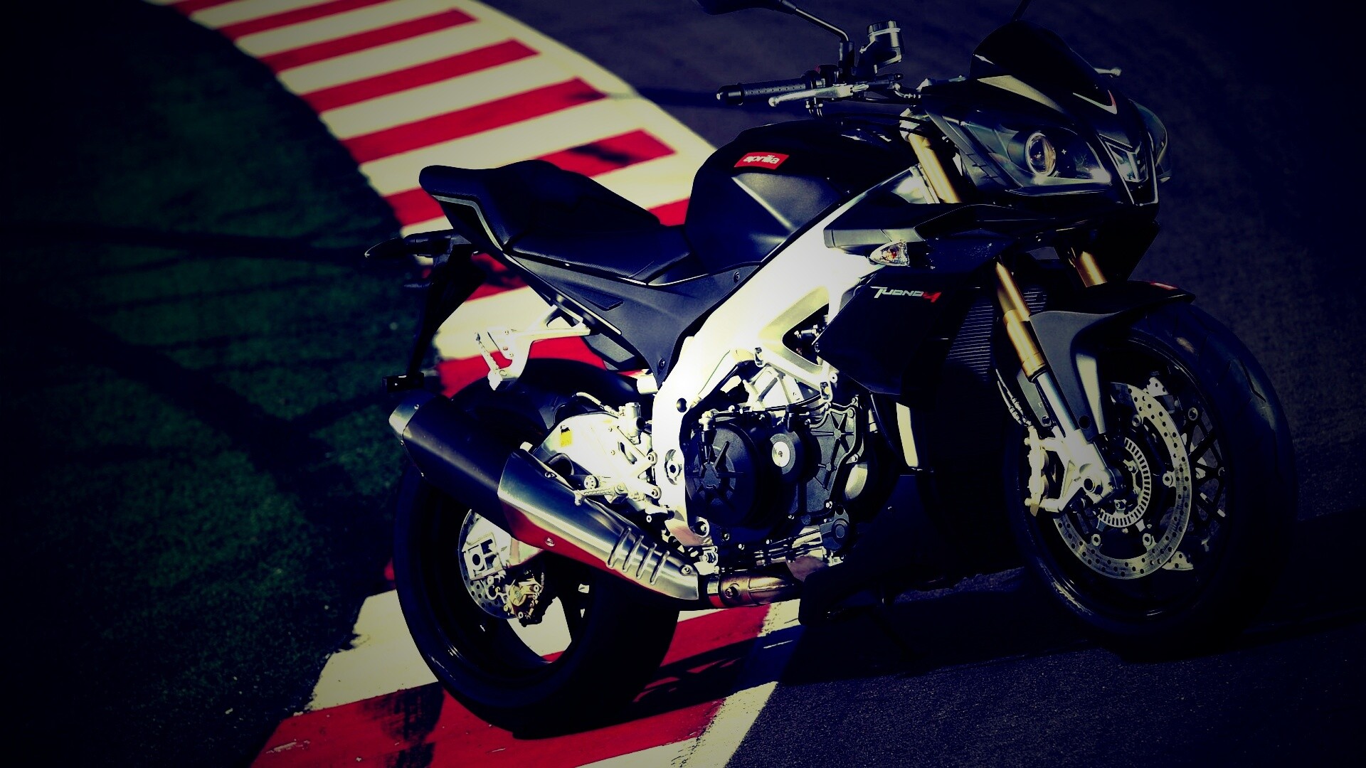 Спортивный мотоцикл Априлия на треке  обои