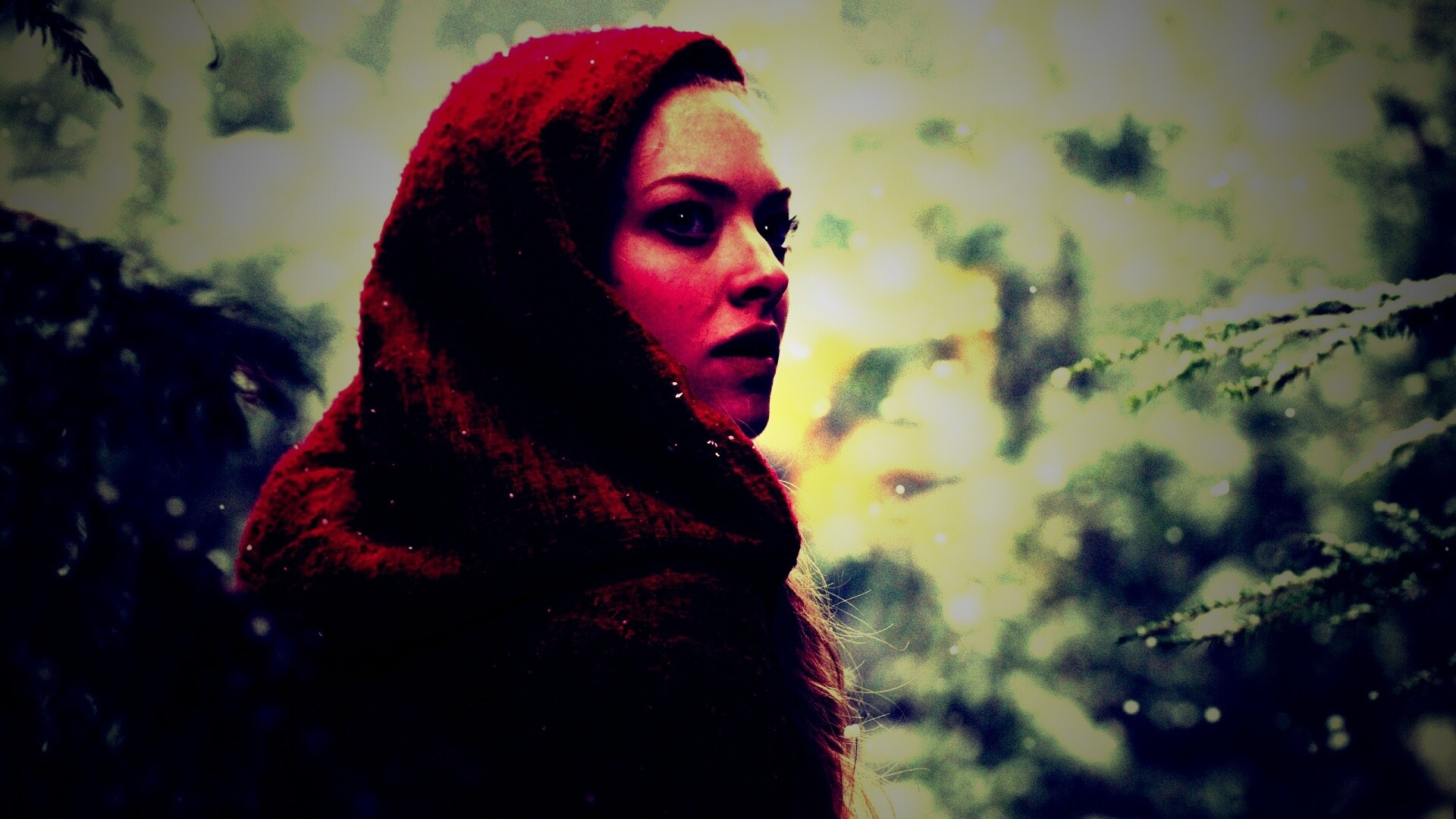 Amanda Seyfried in Red Riding Hood обои