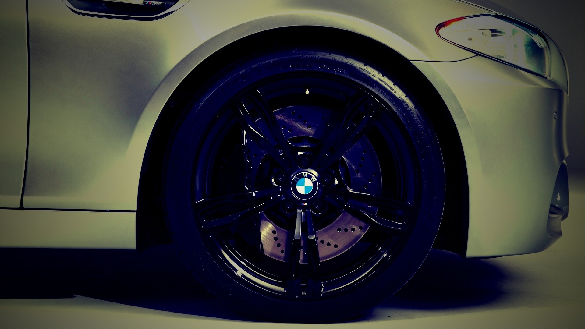 Чёрный литой диск БМВ обои