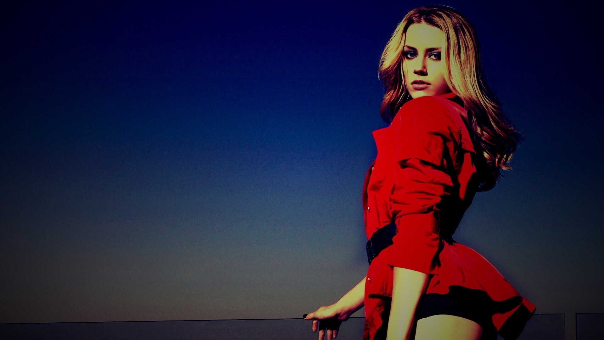 Амбер Хёрд и вид на город обои