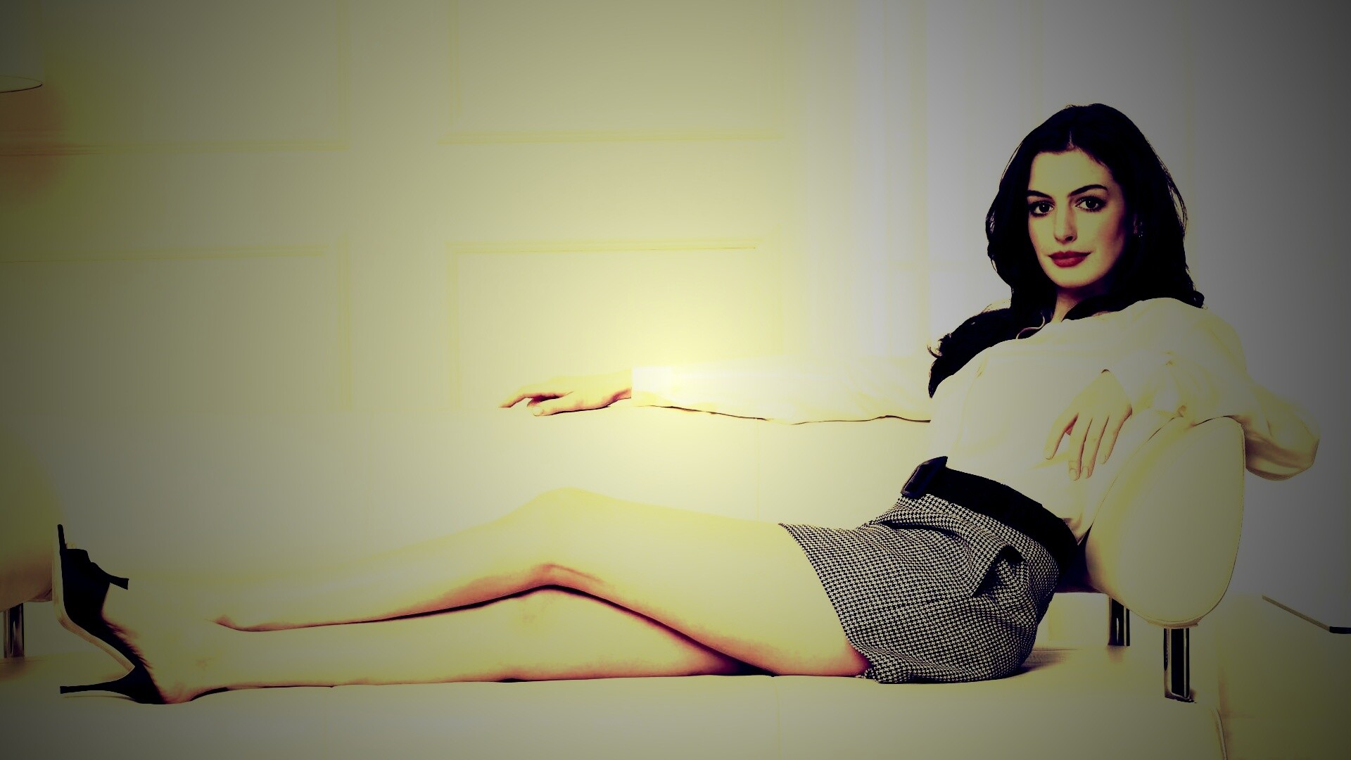 Энн Хетевей на диване обои