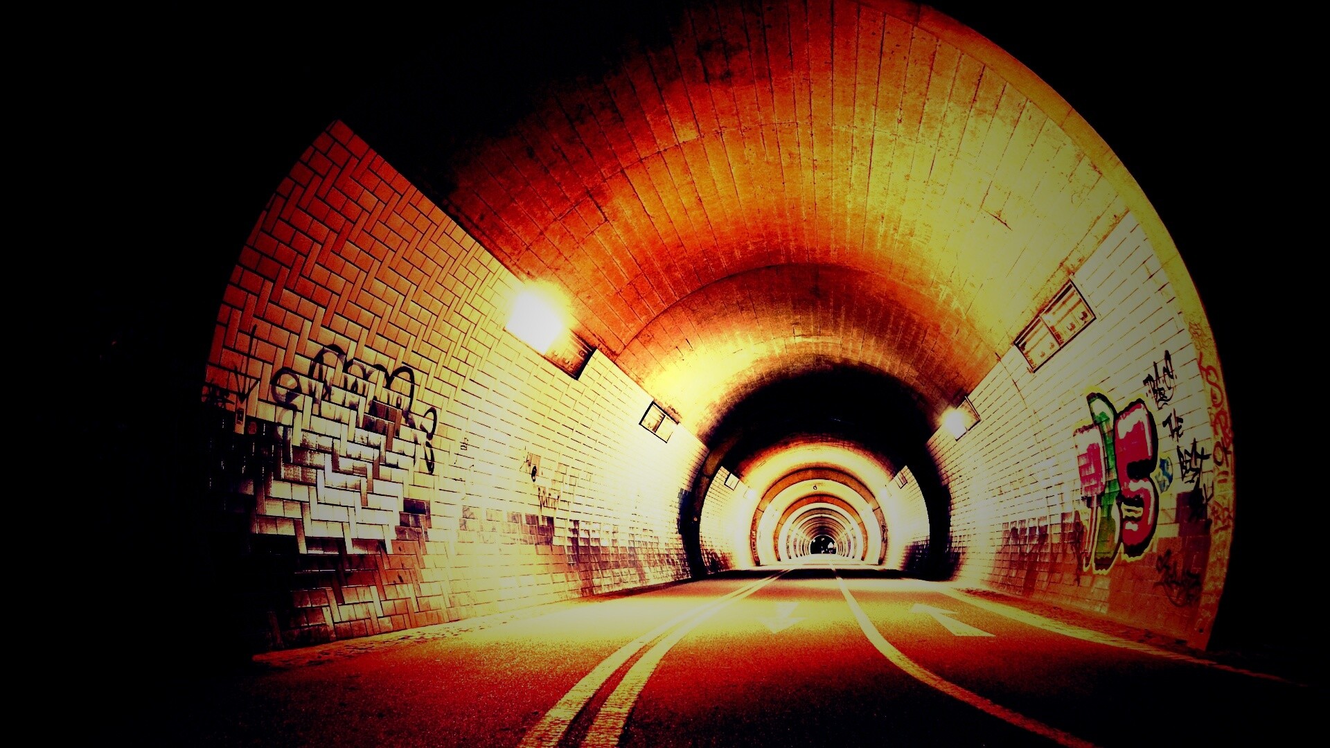 Тоннель и граффити на стенах обои