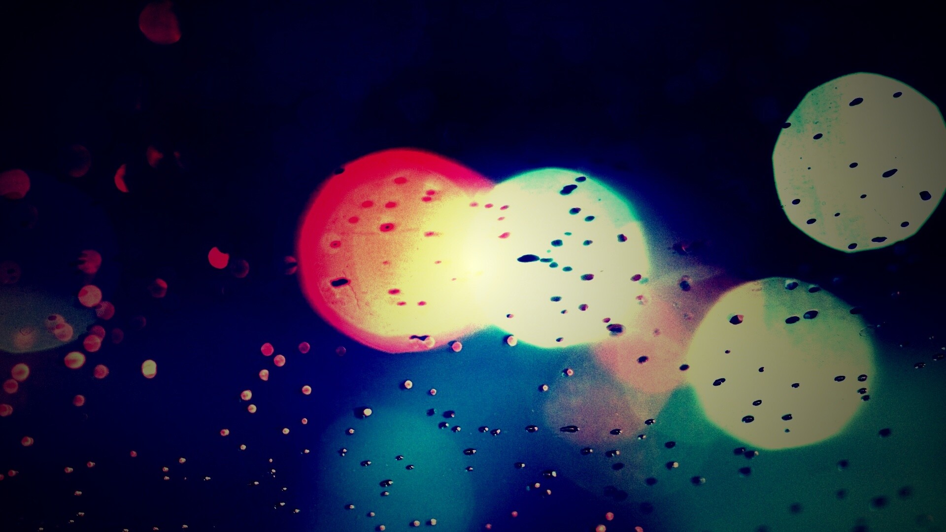 Огни, стекло и капли обои