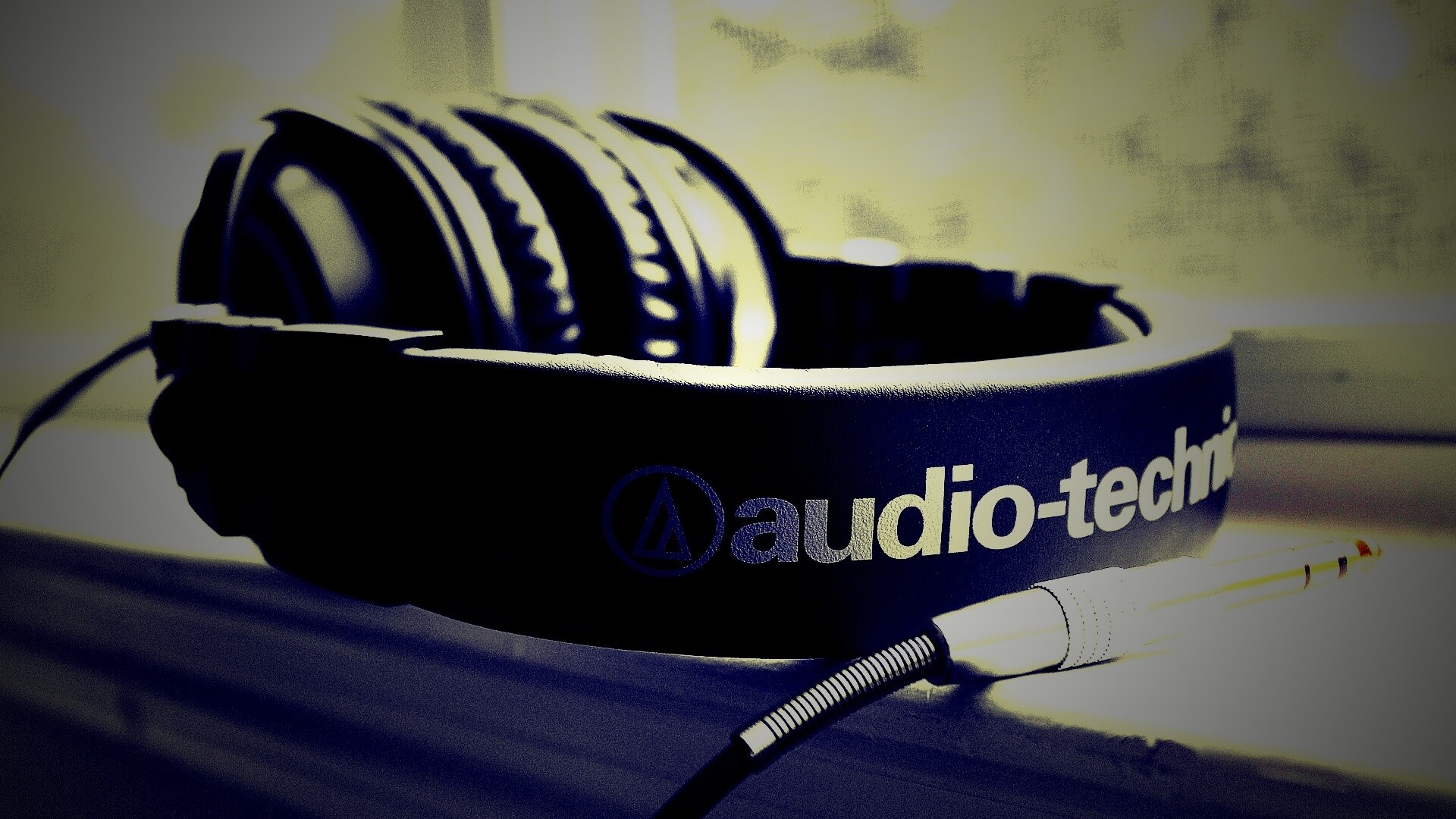 Наушники на подоконнике обои