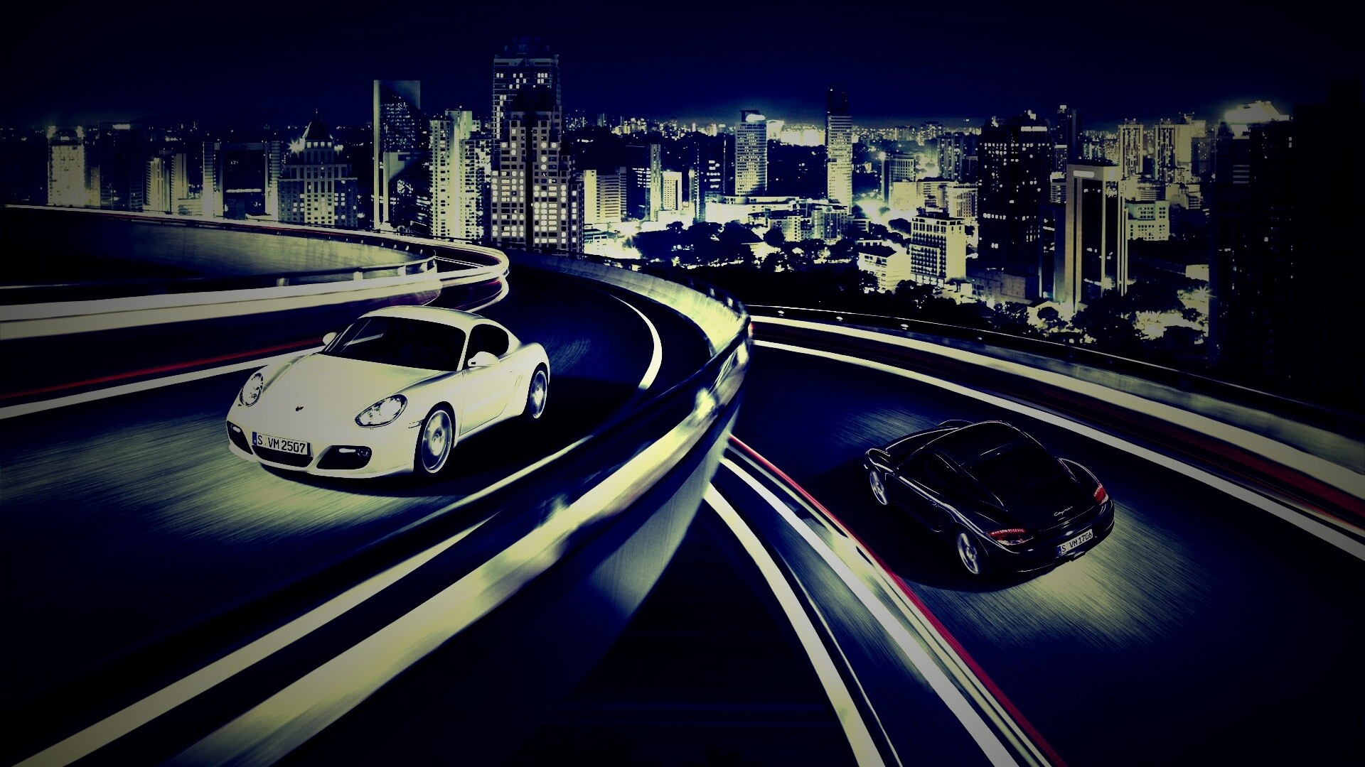 Черный и белый Porsche на автомагистрале. обои