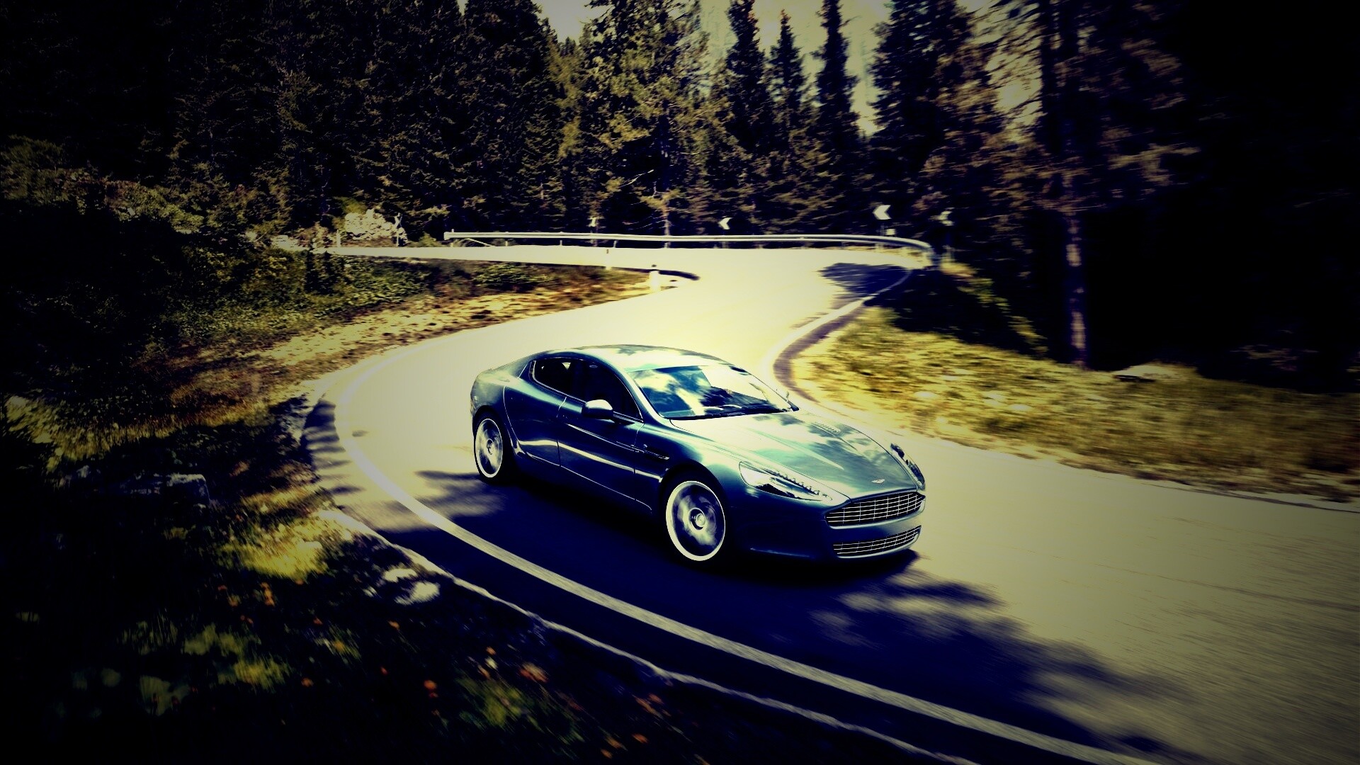 Астон мартин на лесной дороге обои