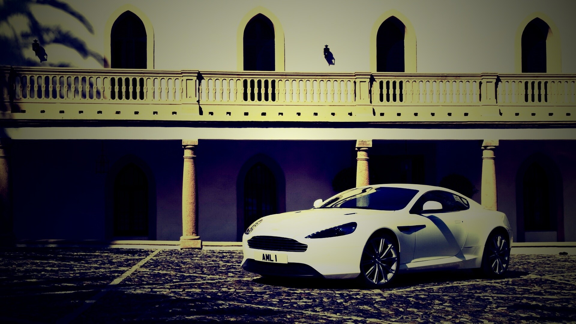 Астон Мартин в дворике дома обои