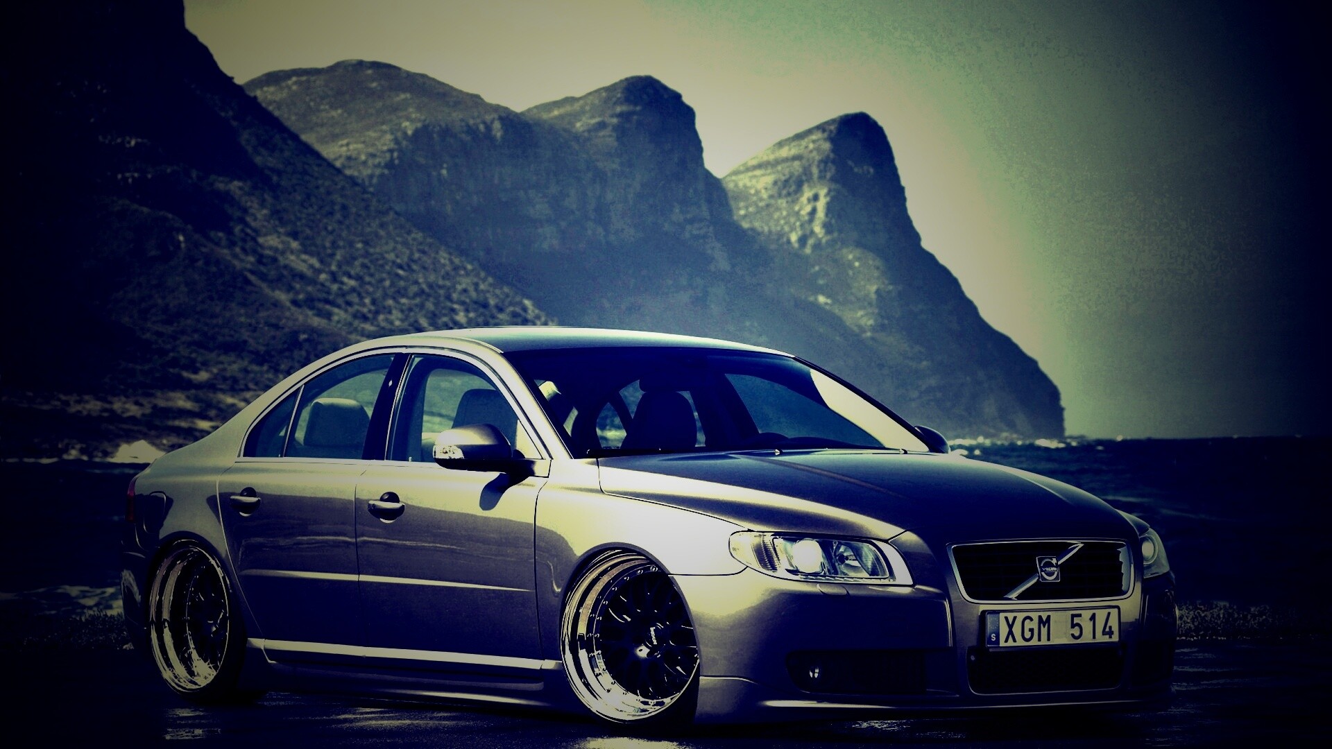 Вольво на берегу обои