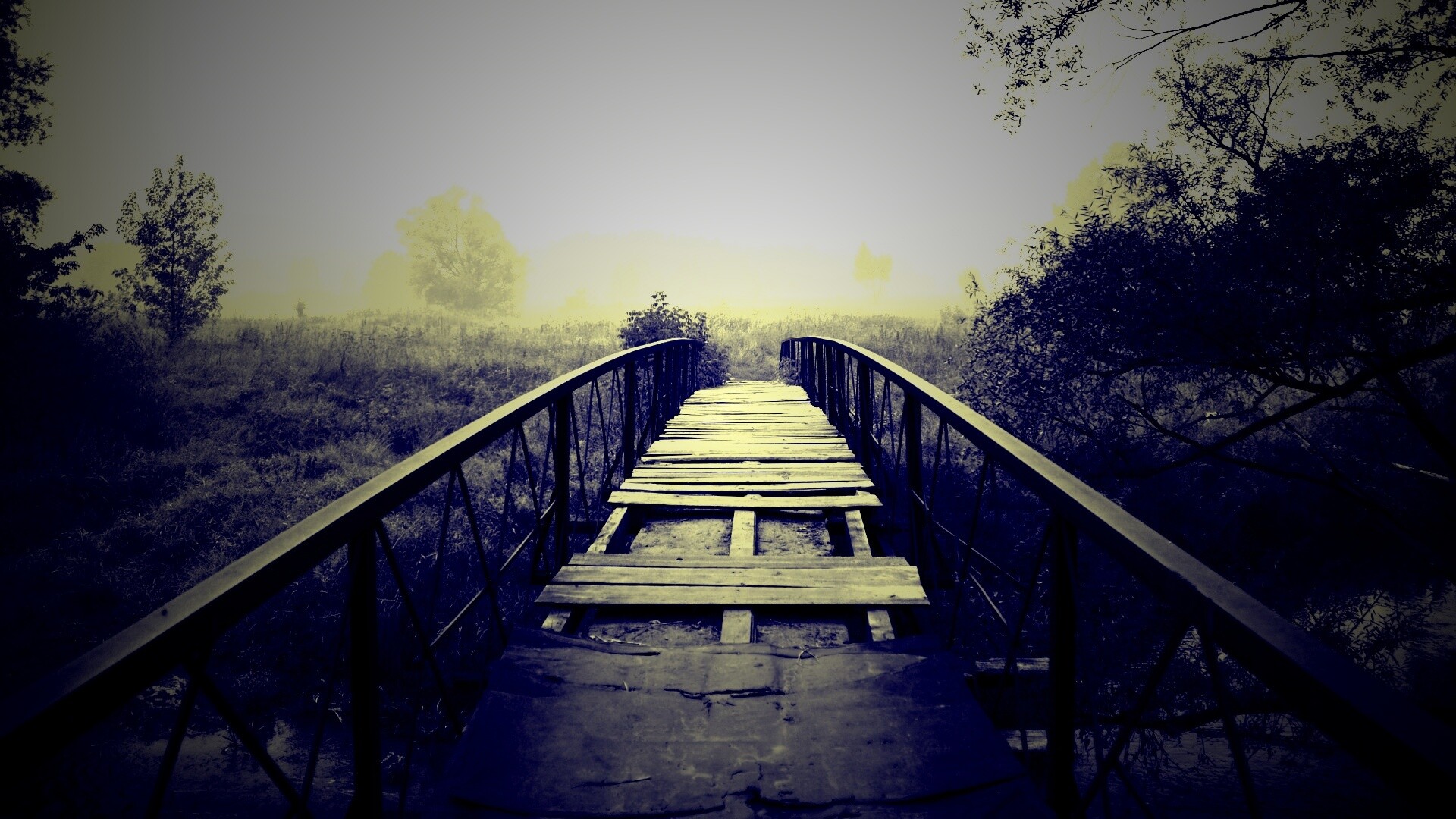 Старый мост на черно-белом фото обои