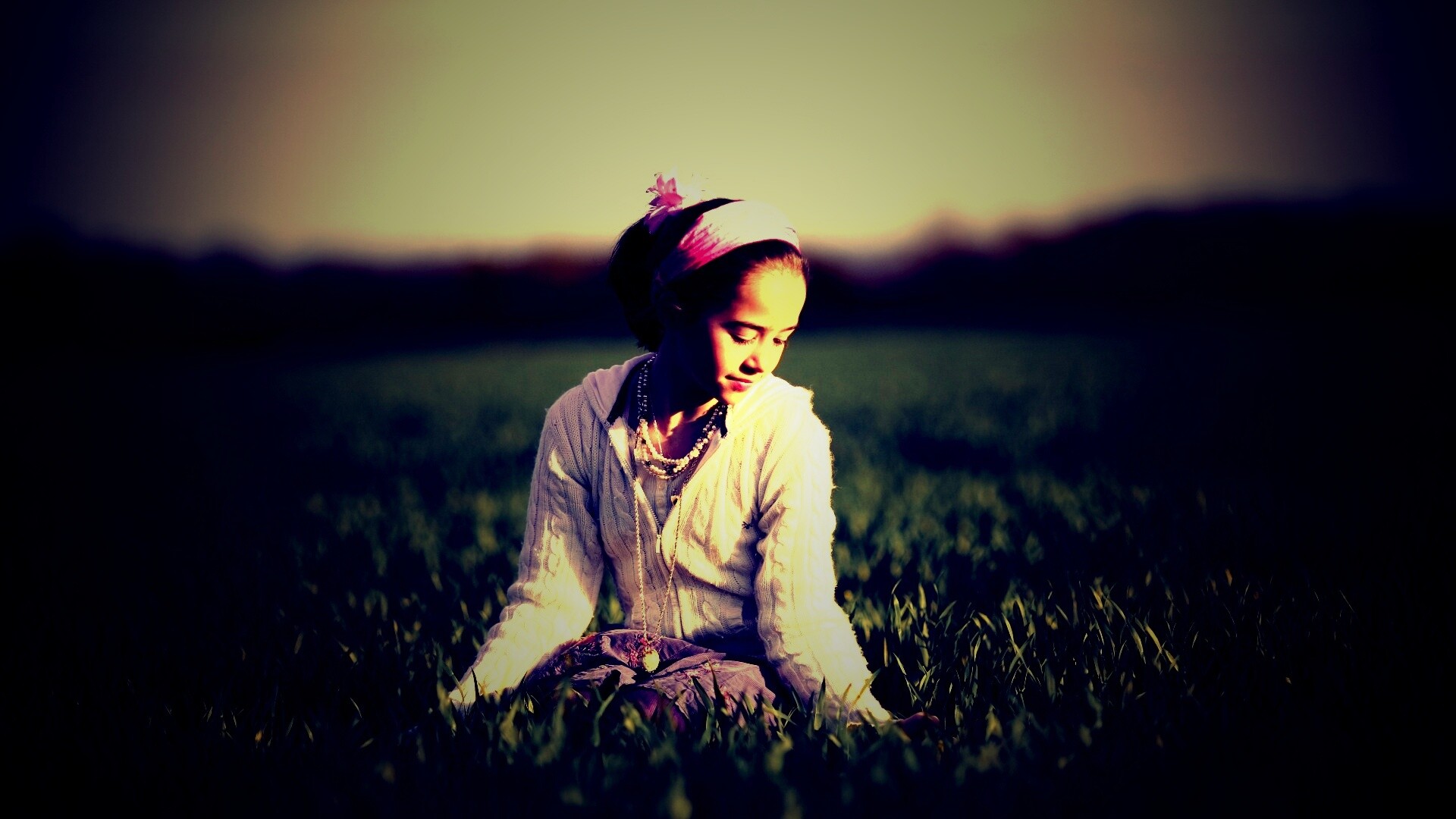 Девочка на траве обои