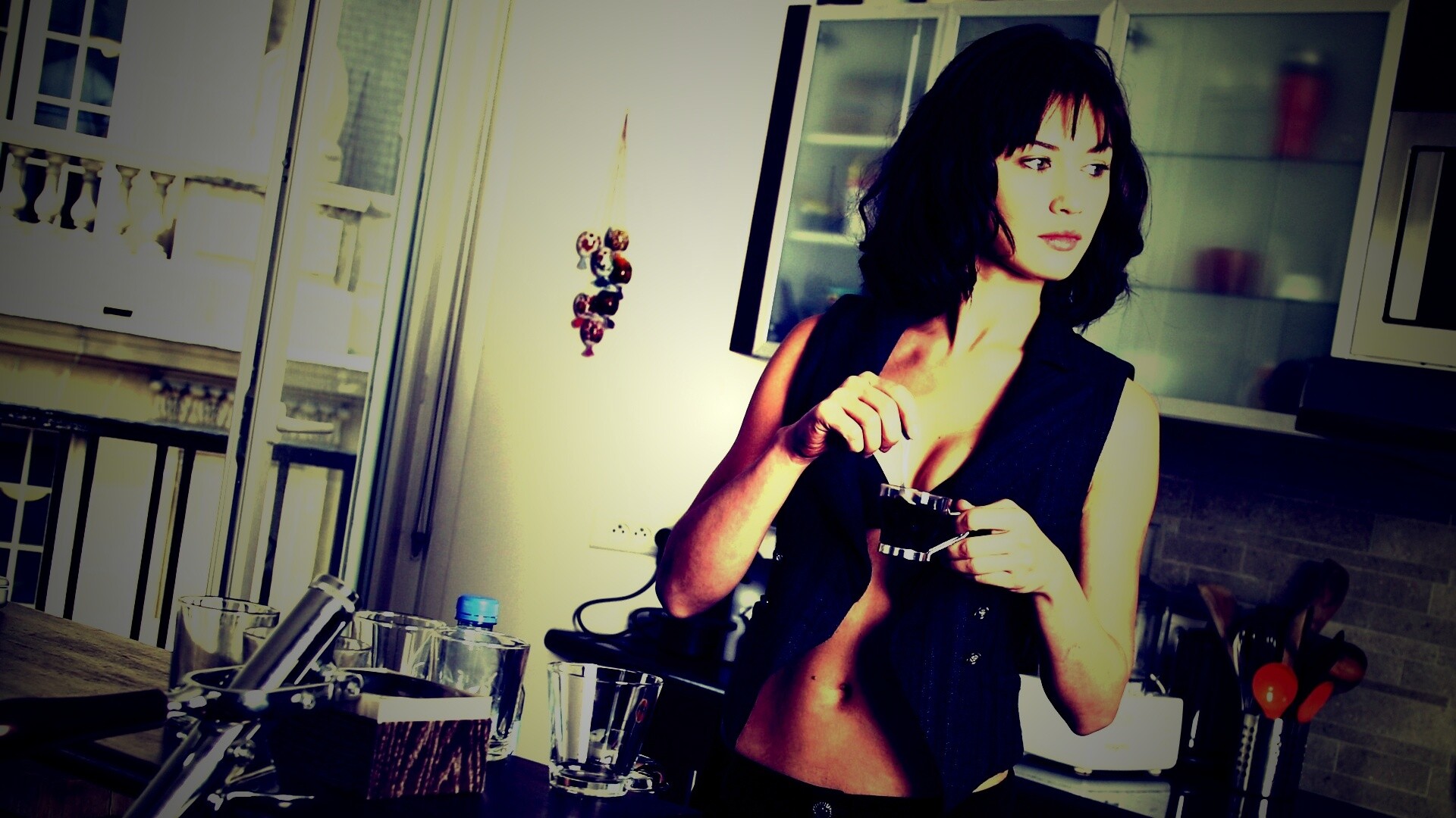 Ольга Куриленко пьет кофе обои