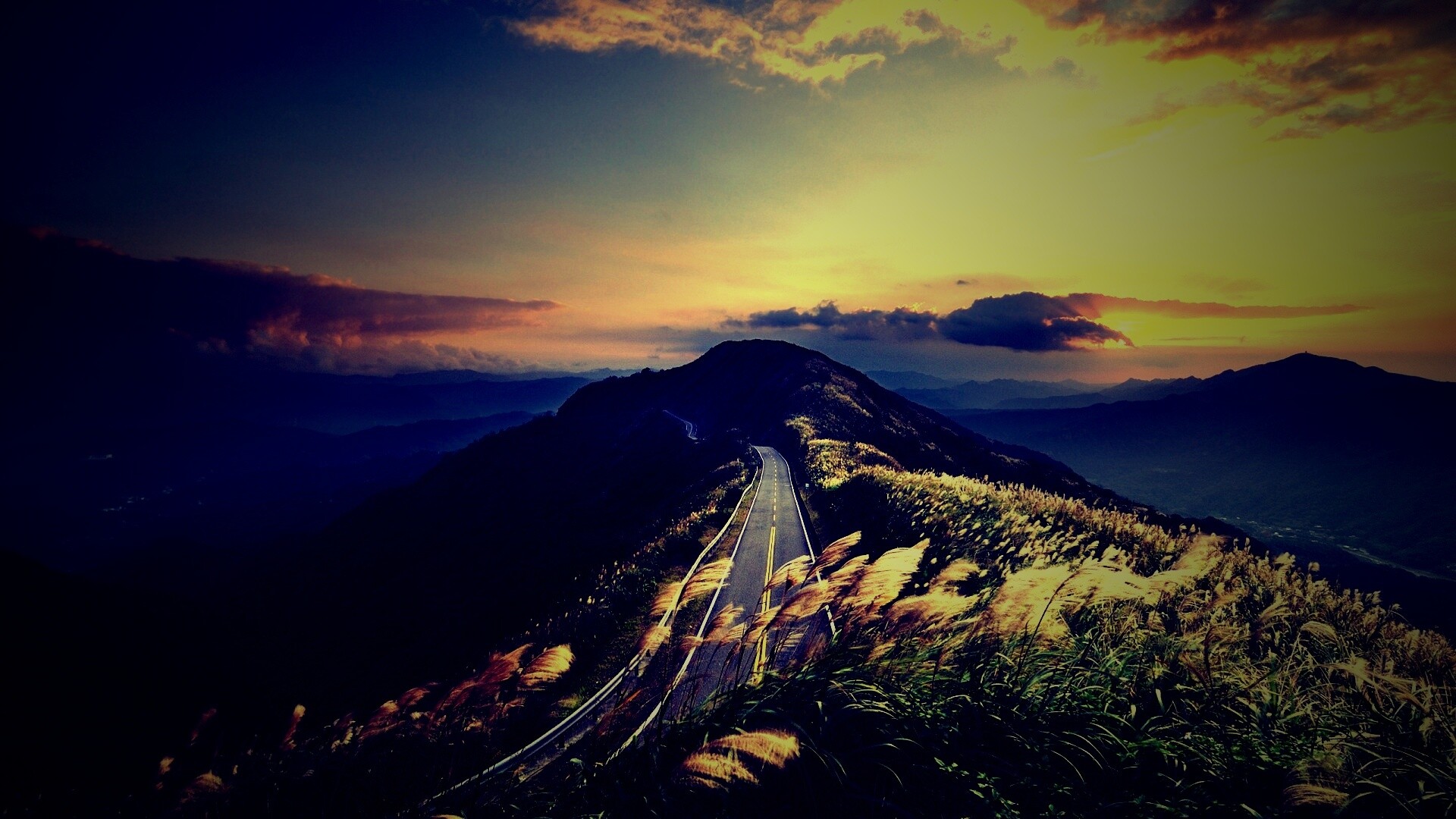 Дорога вдоль вершины холма обои