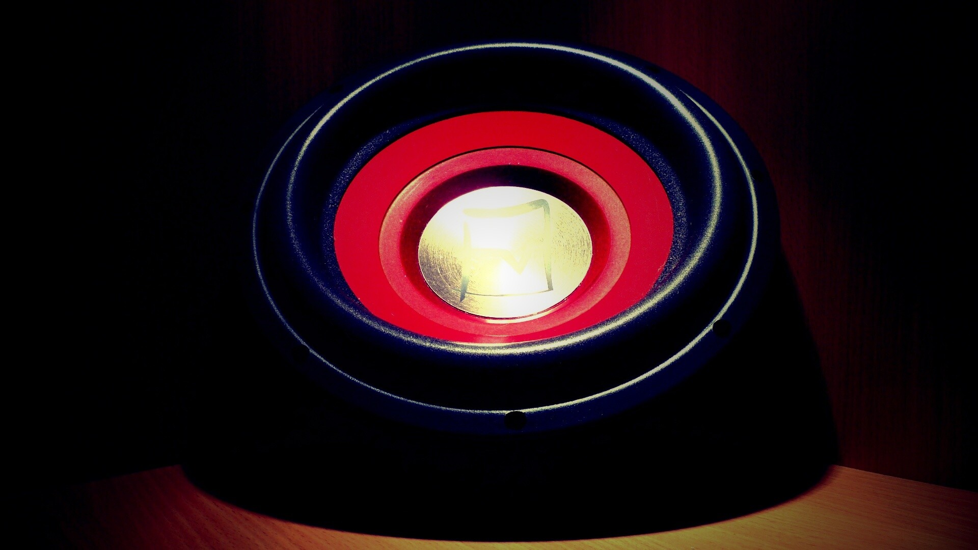 Сабвуфер в углу обои