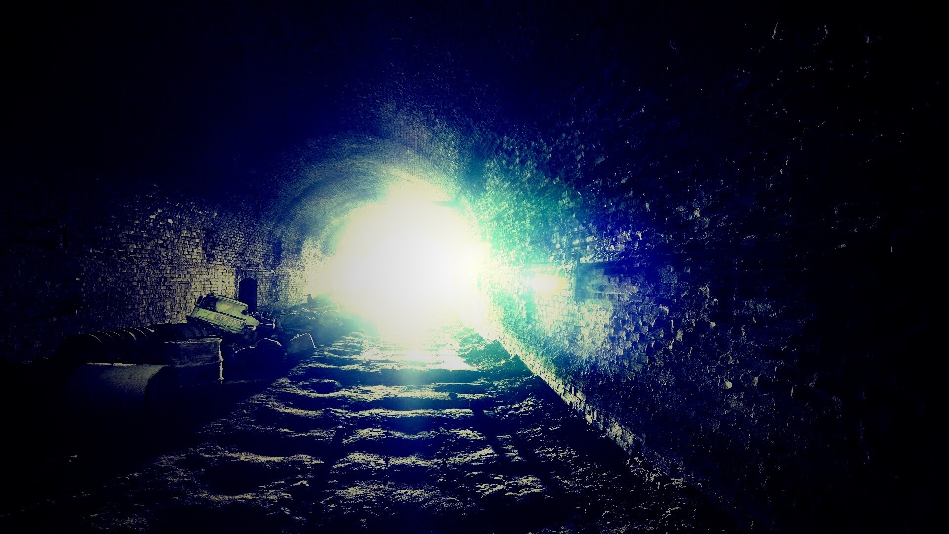 Захламленный тоннель обои