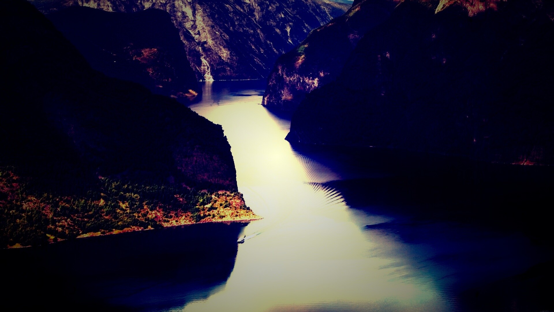 Лодка на реке среди высоких гор обои