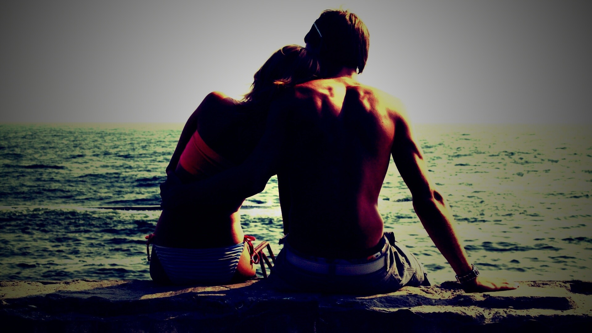 Девушка и парень у моря обои