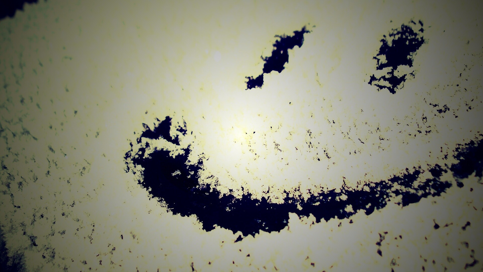 Смайлик на заснеженном стекле обои