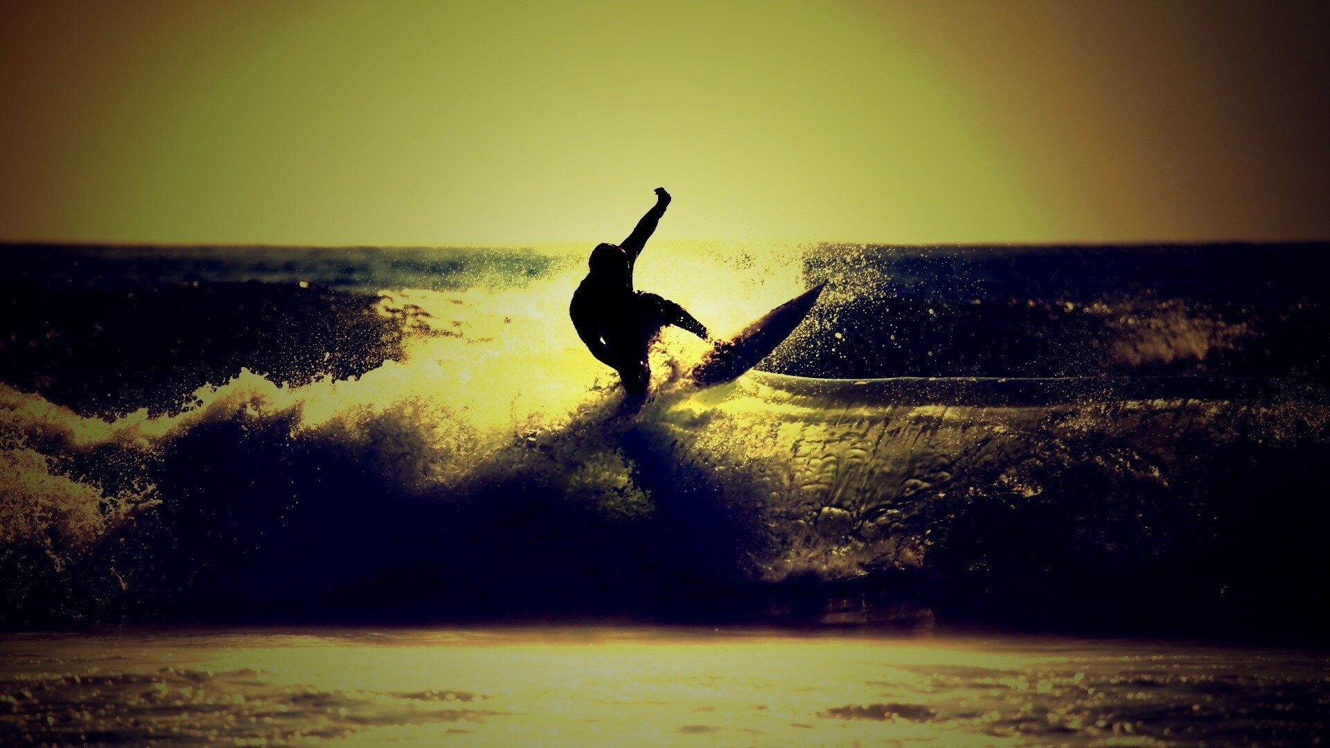 Сёрфер поймал волну обои