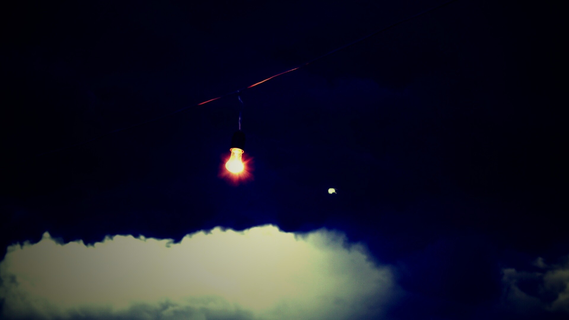 Лампочка на фоне туч обои