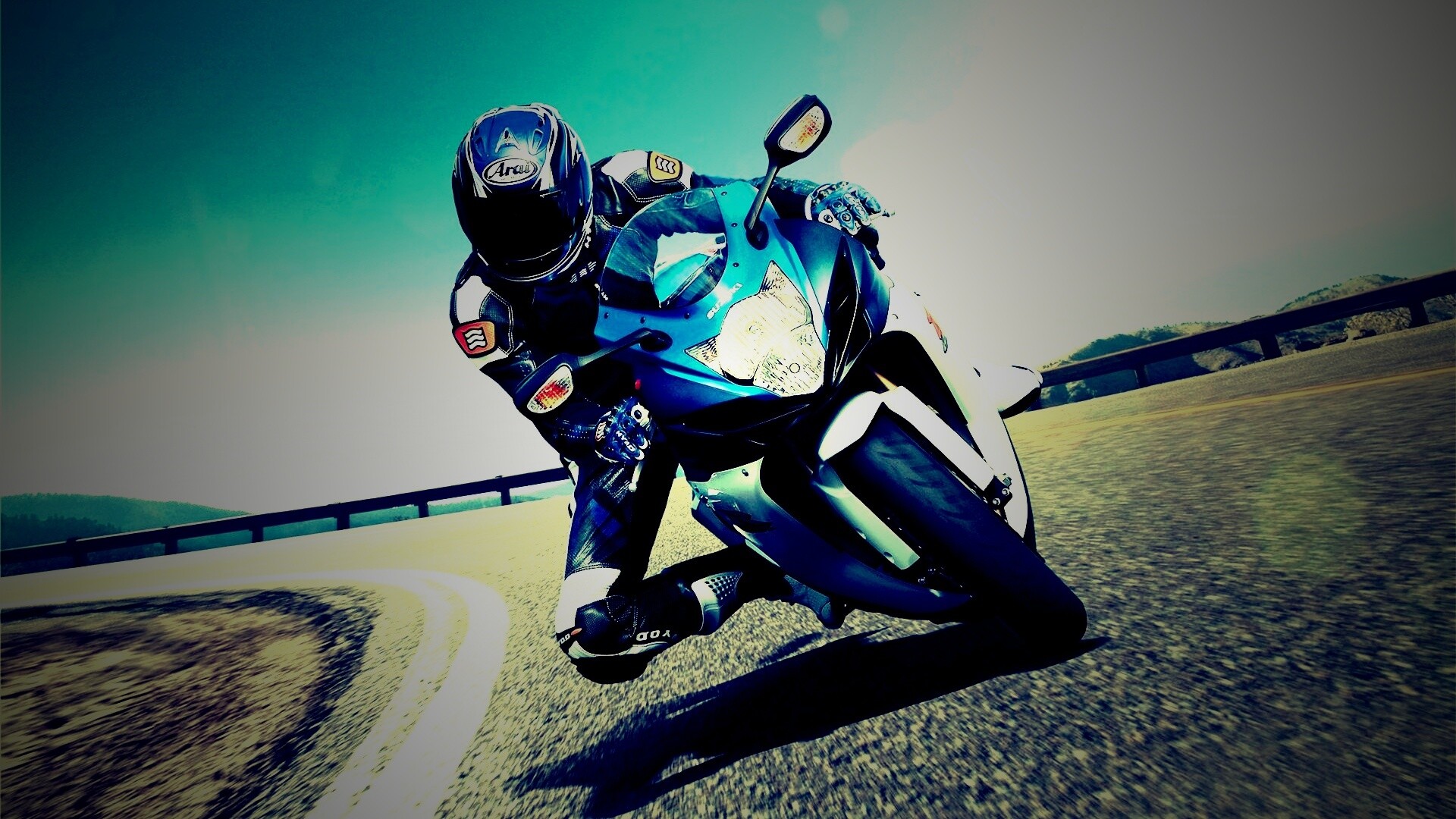 Мотоциклист на повороте обои