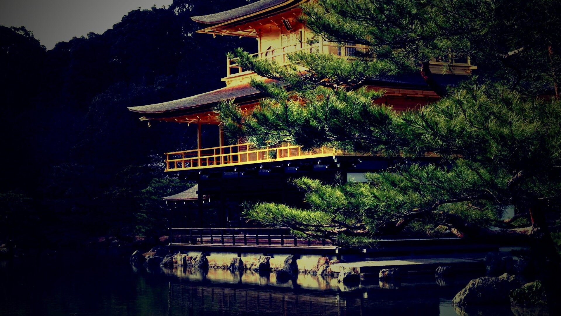 Пагода на берегу озера обои