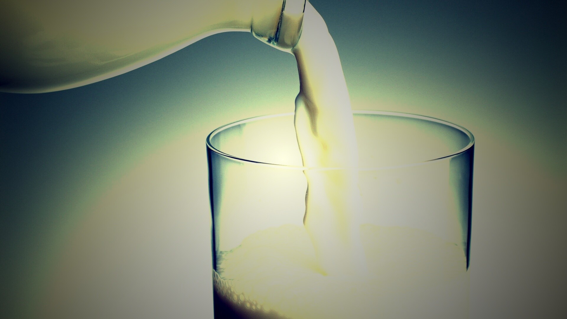 Молоко наливают в стакан обои