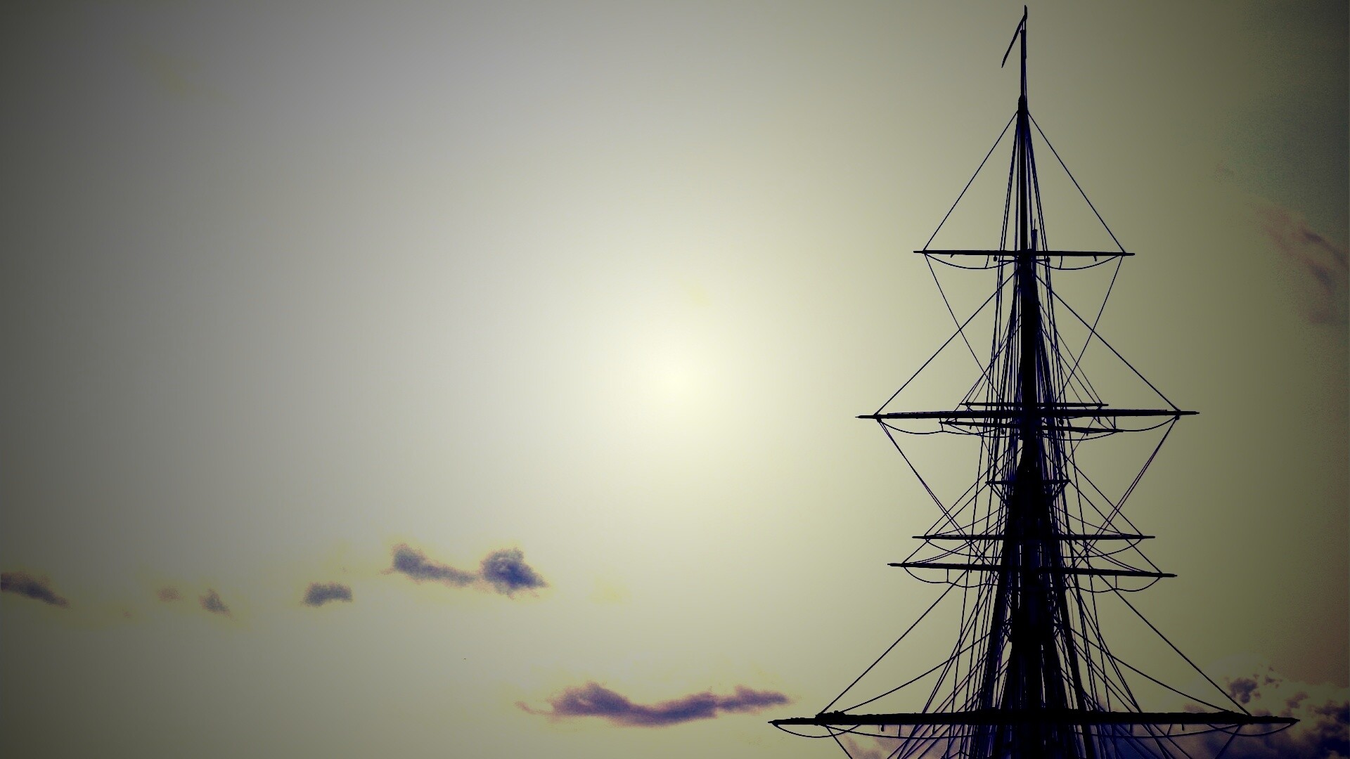 Мачта корабля на фоне неба обои