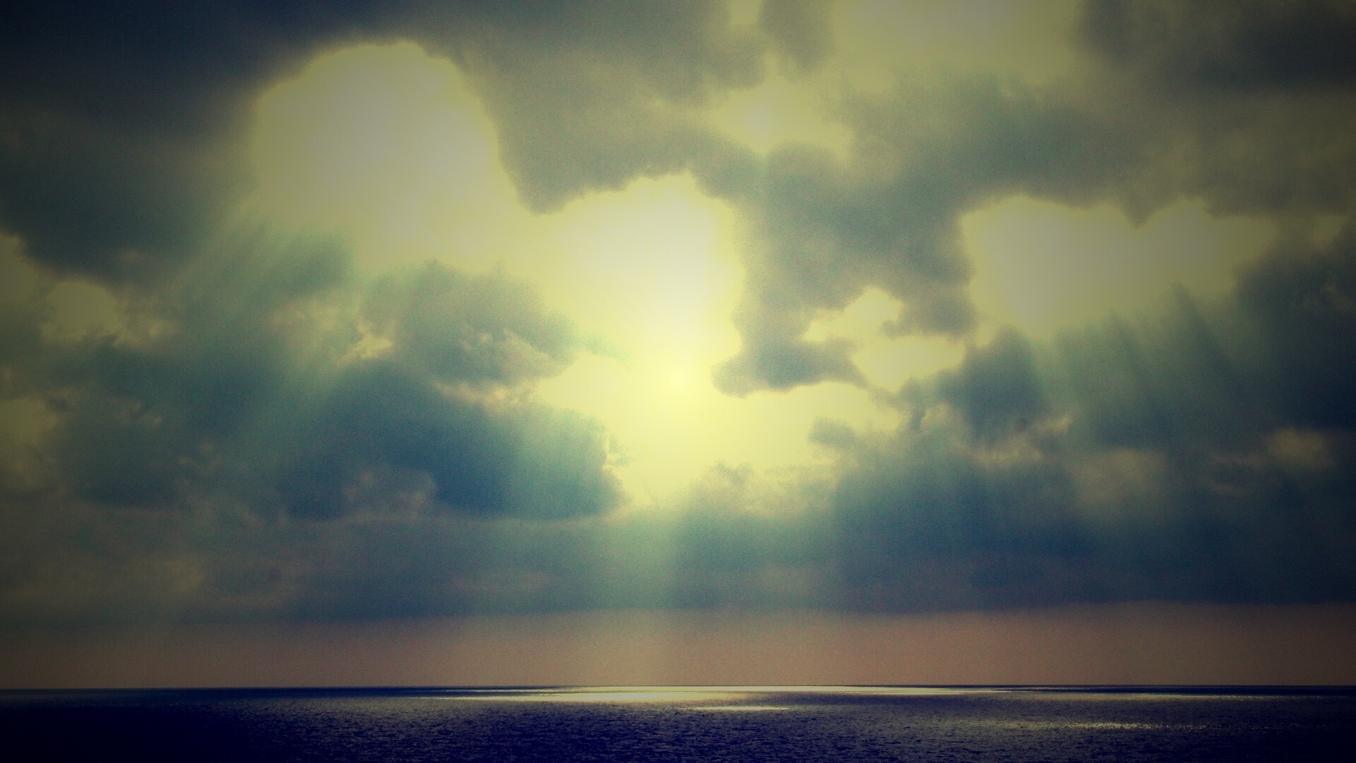 Свет на воде обои