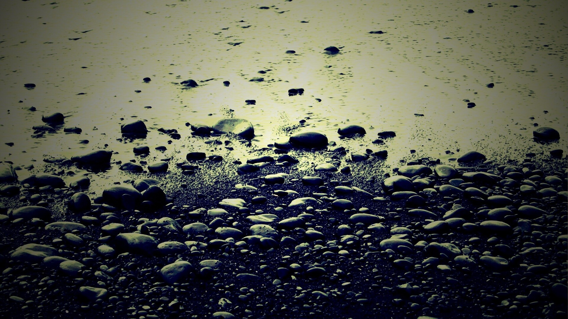 Темный пляж обои