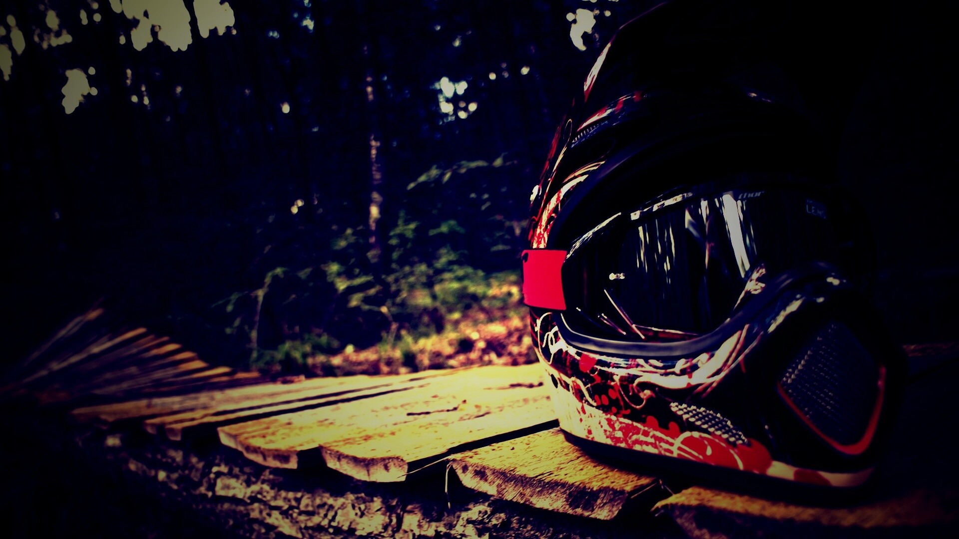 Шлем на лесной велотрассе обои