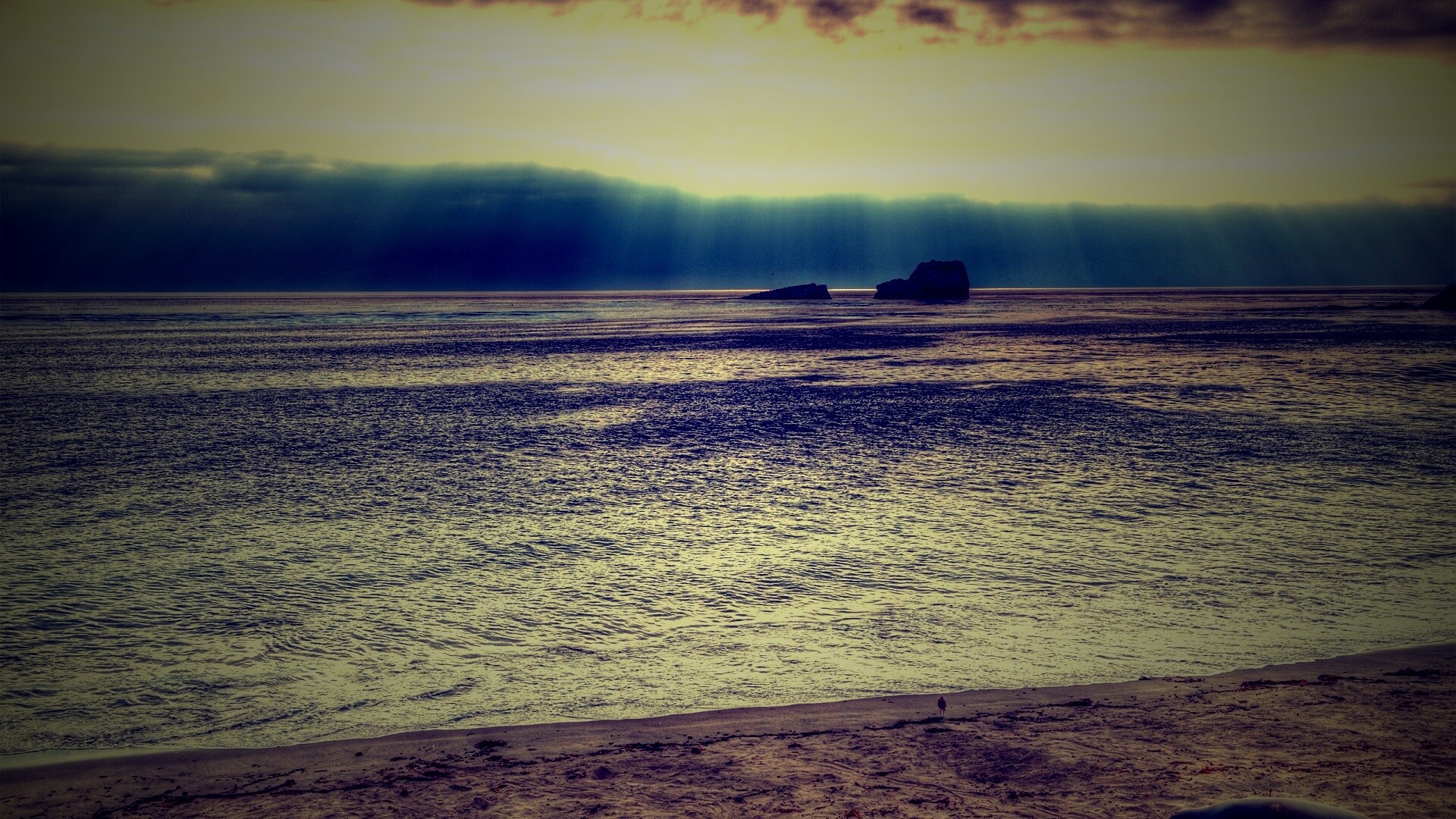 Пляж на фоне светящегосы неба обои