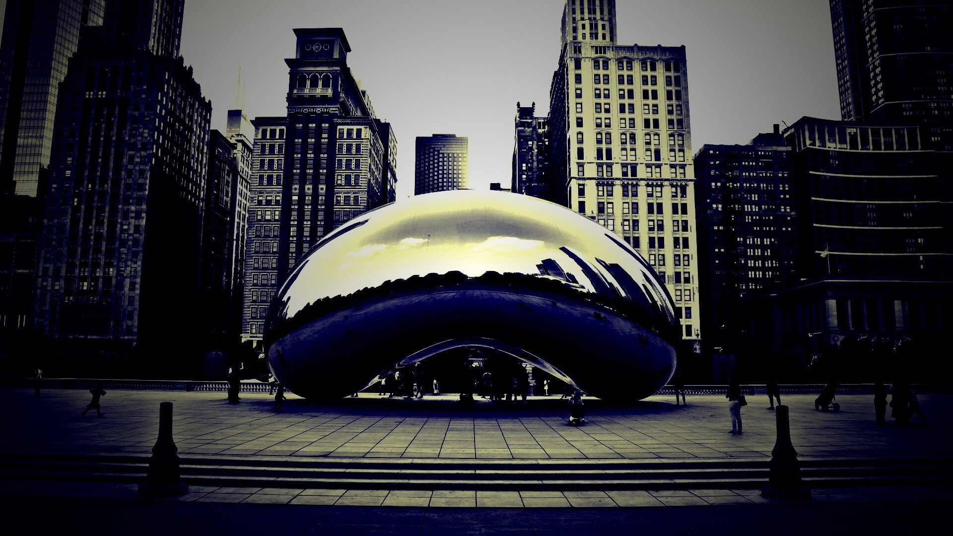 Отражение города в зеркальном монументе обои