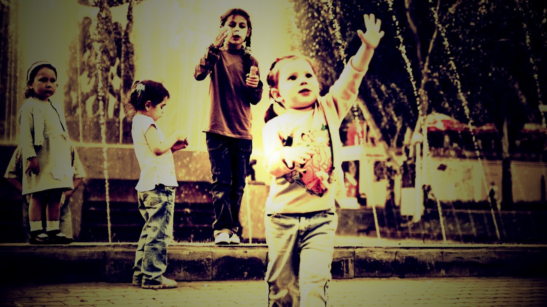 Дети у фонтана обои