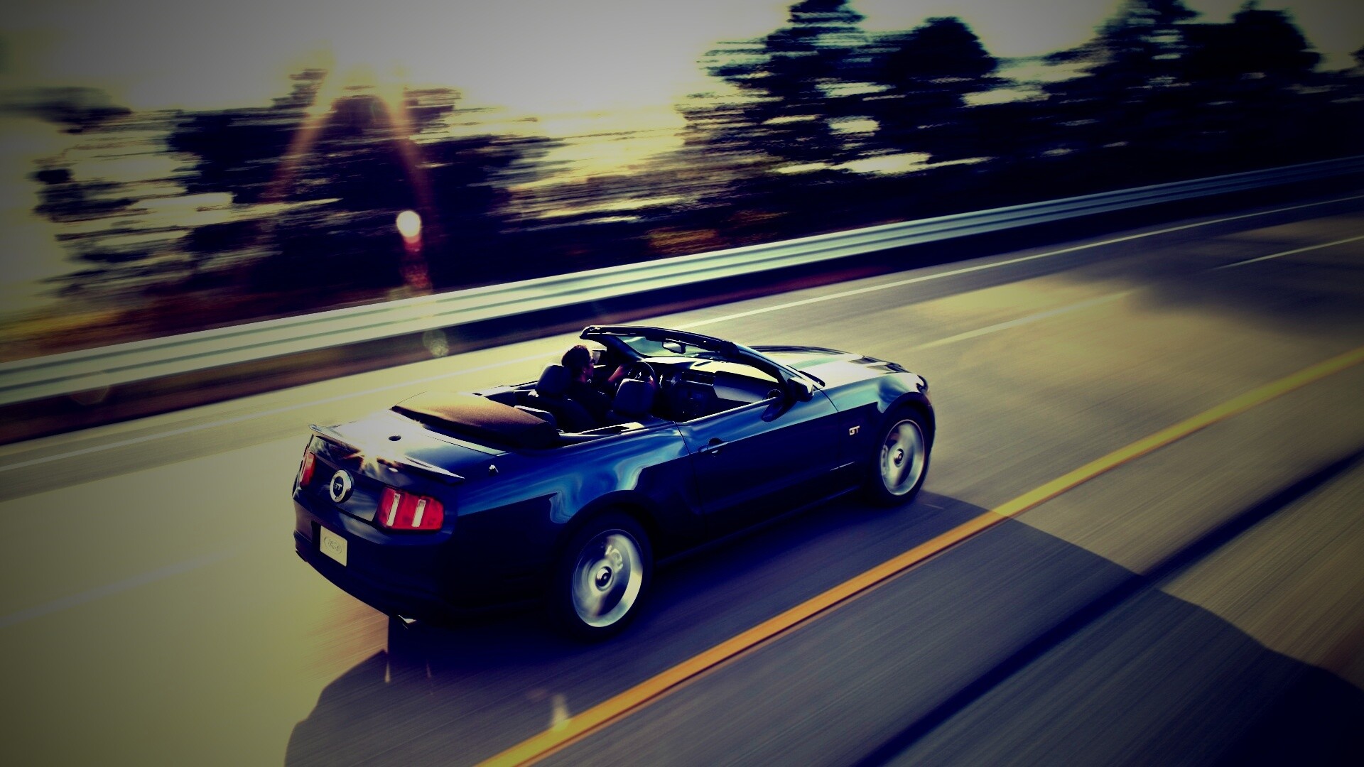 Машина на трассе обои