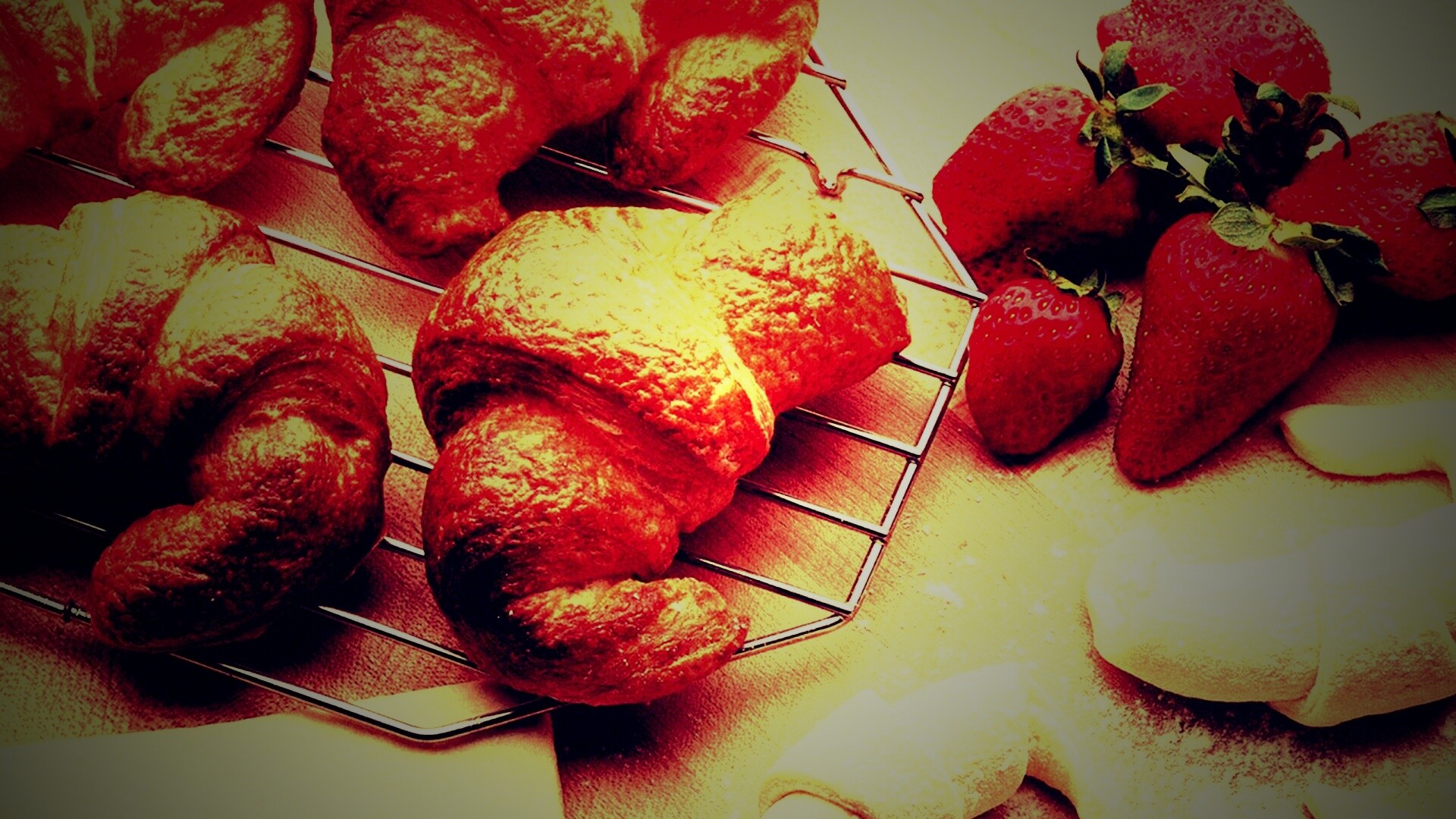 Круассаны с клубникой обои