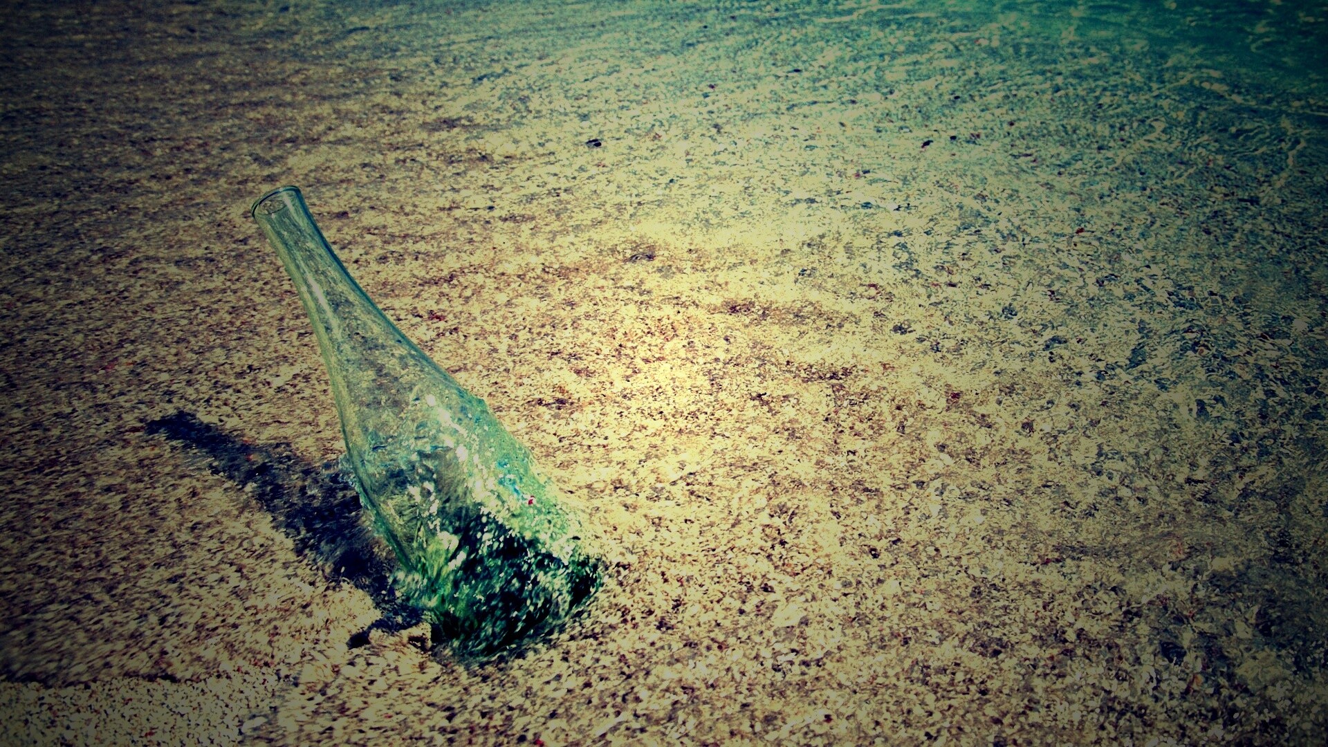 Бутылка в песке у воды обои