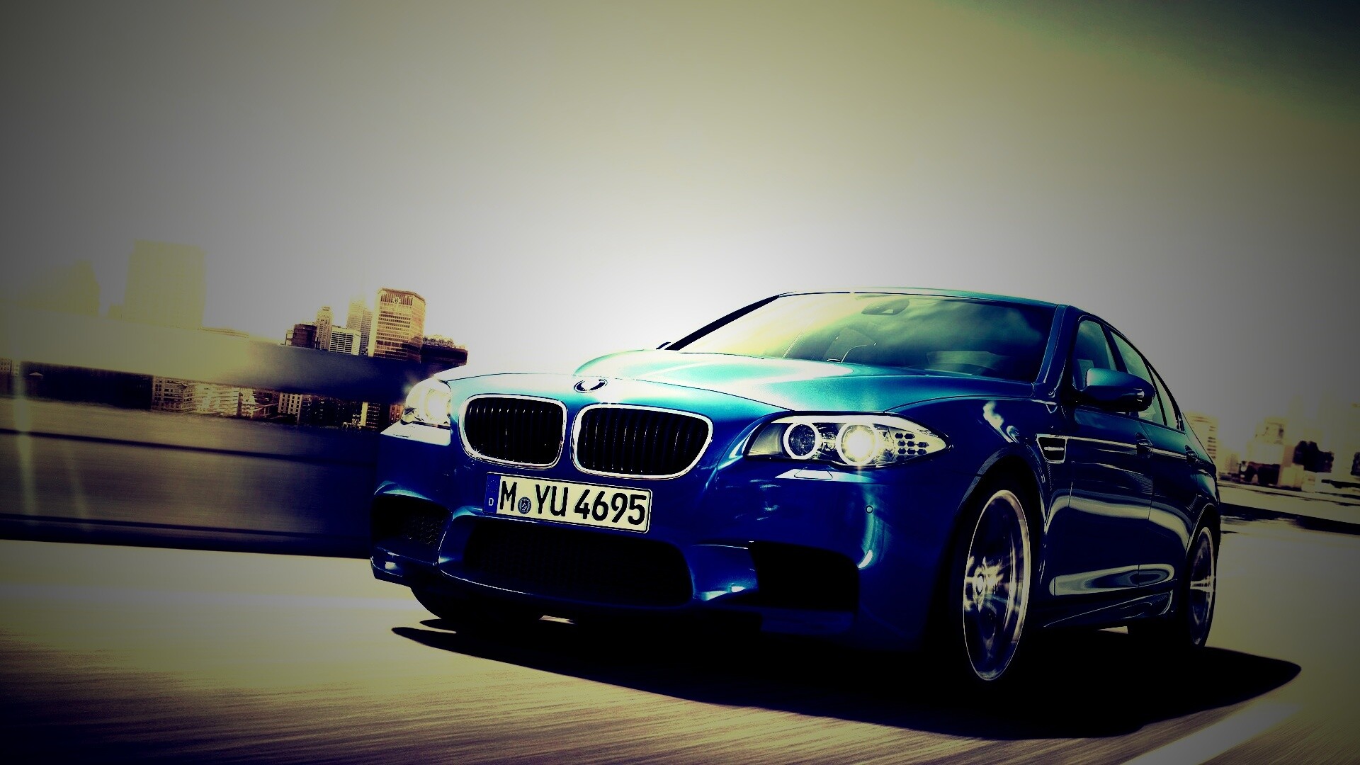 БМВ Ф10 в лучах солнца обои