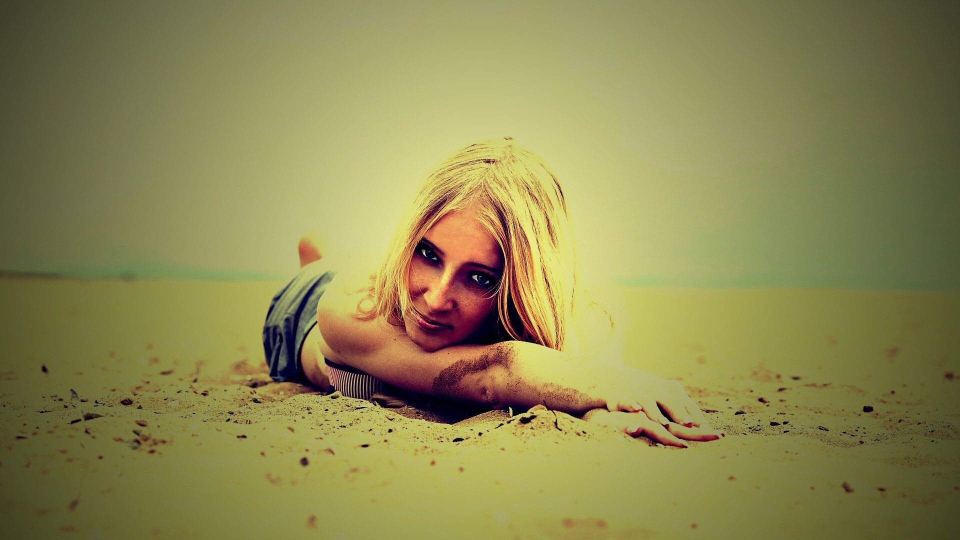 Девушка на песке обои