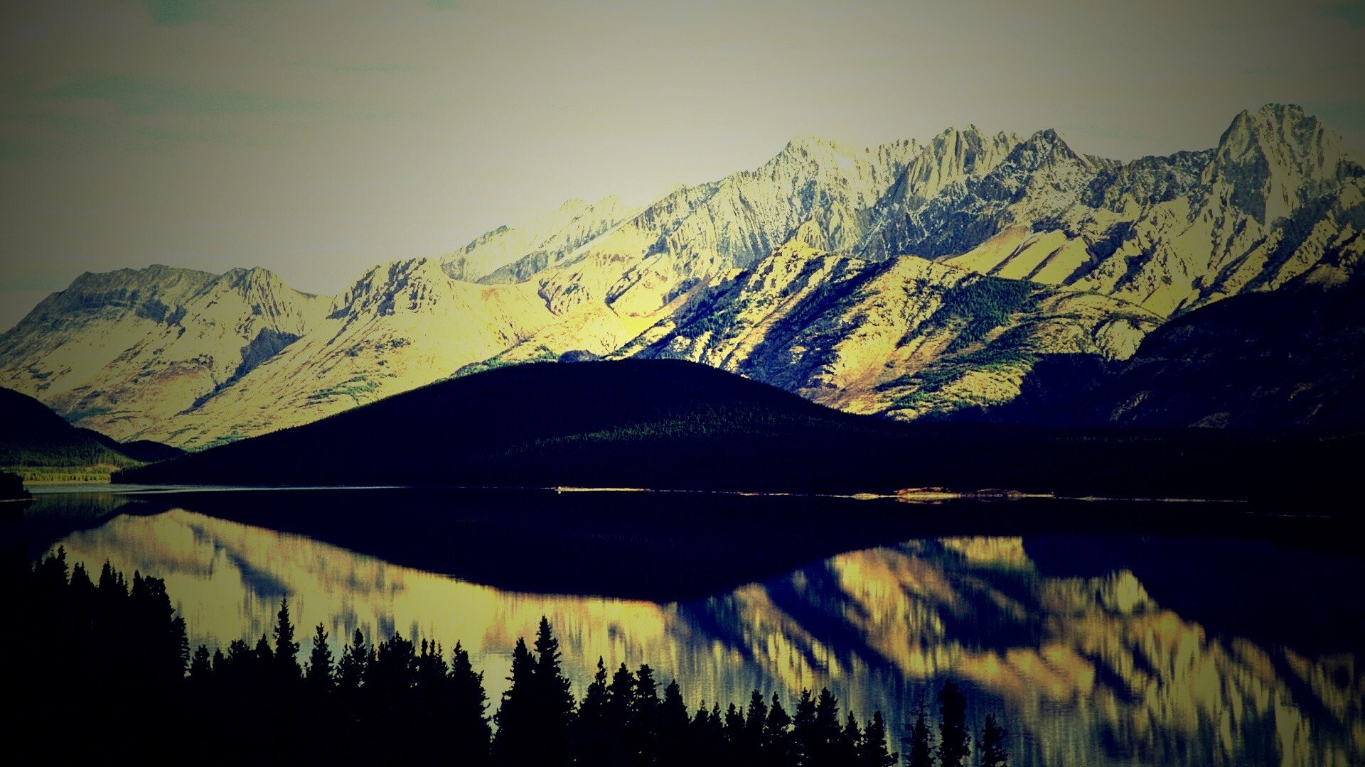 Озеро в предгорье обои