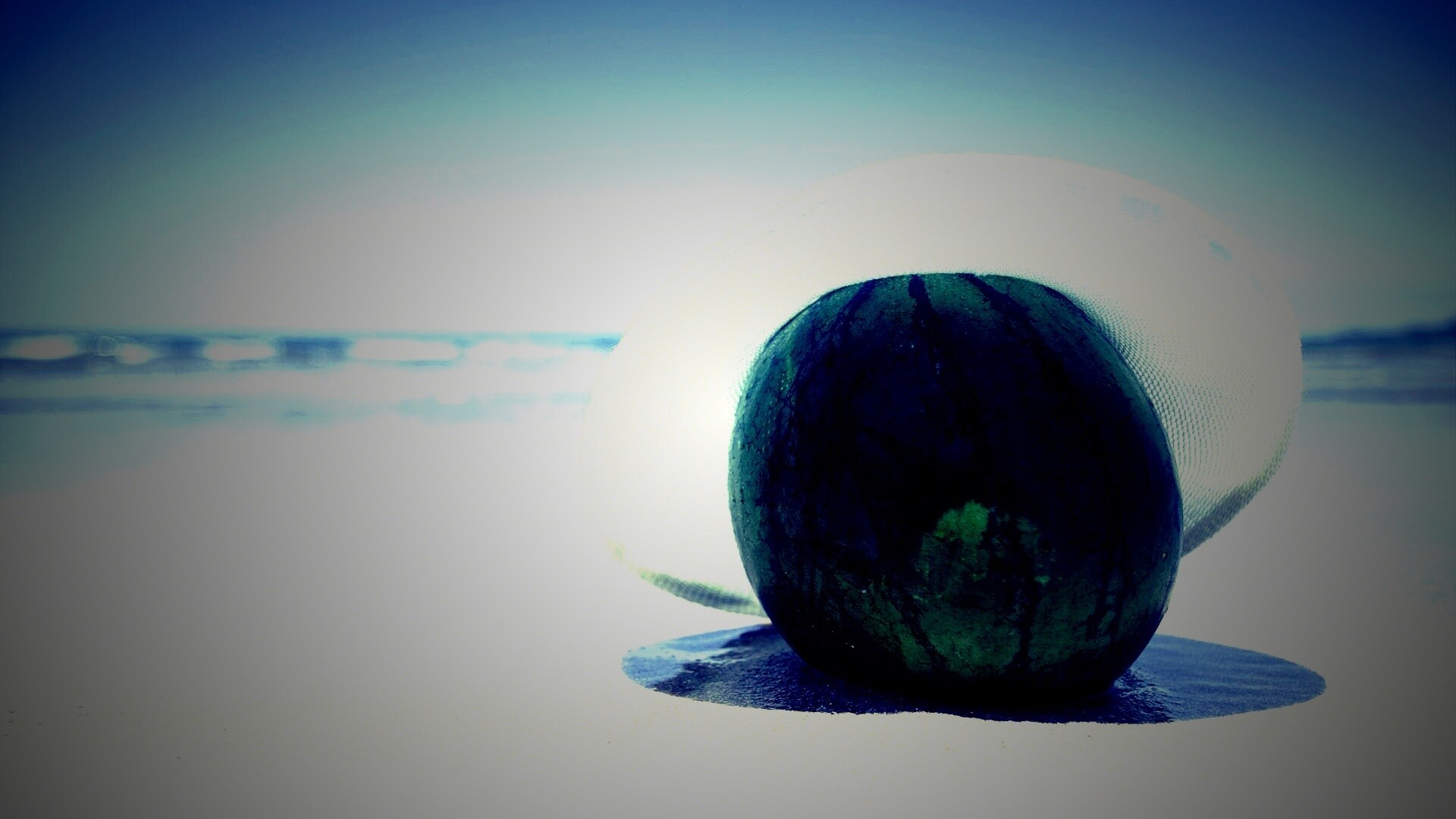 Арбуз в летней шляпке на пляже обои