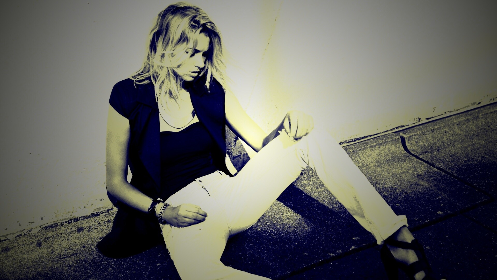 Девушка у стены обои