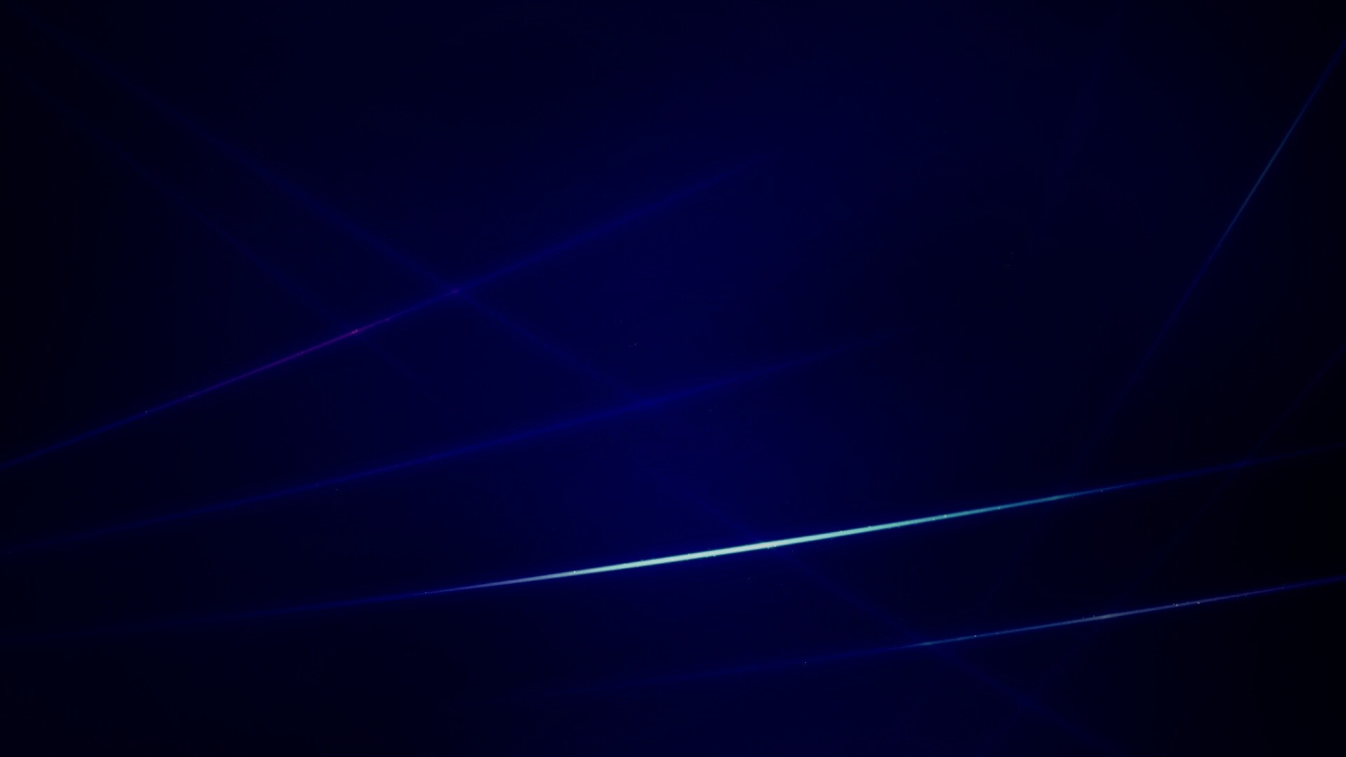 Лучи света на фиолетовом фоне обои