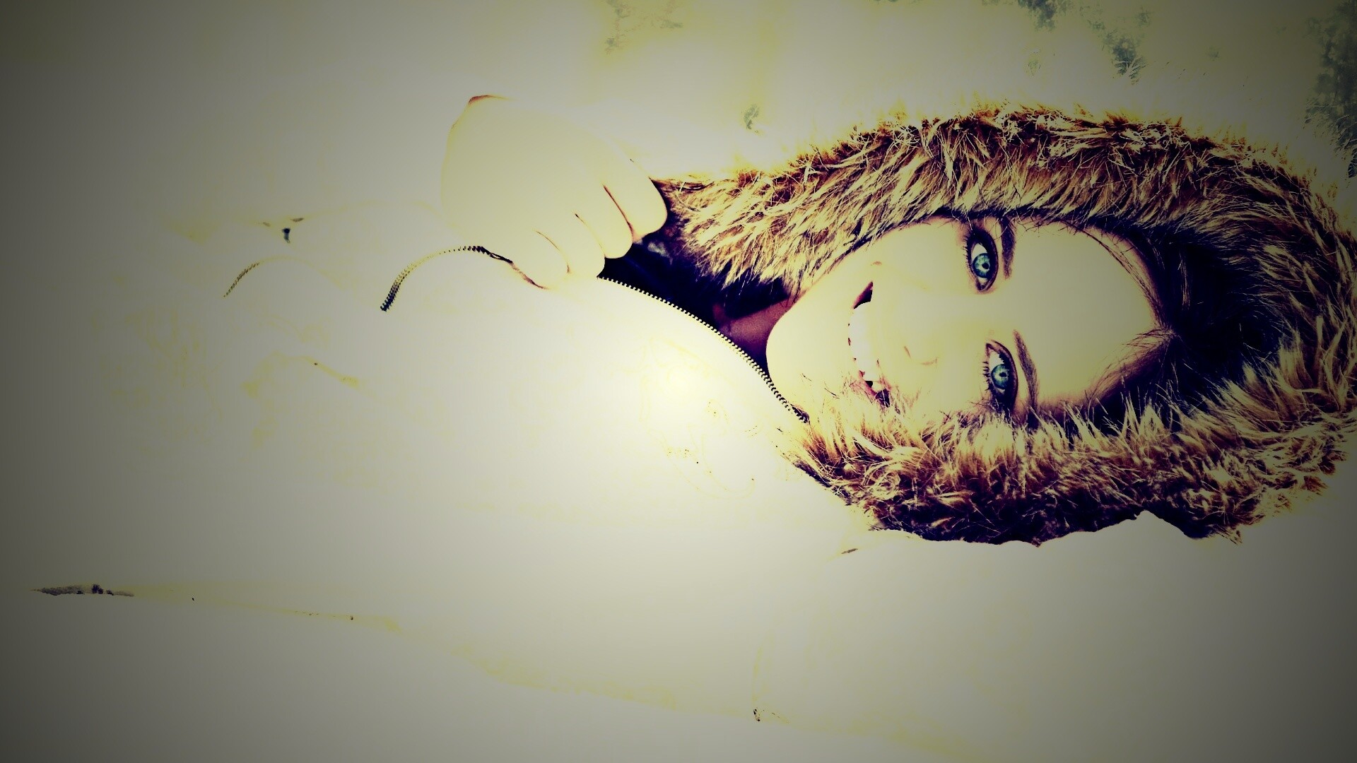 Девушка в снегу обои