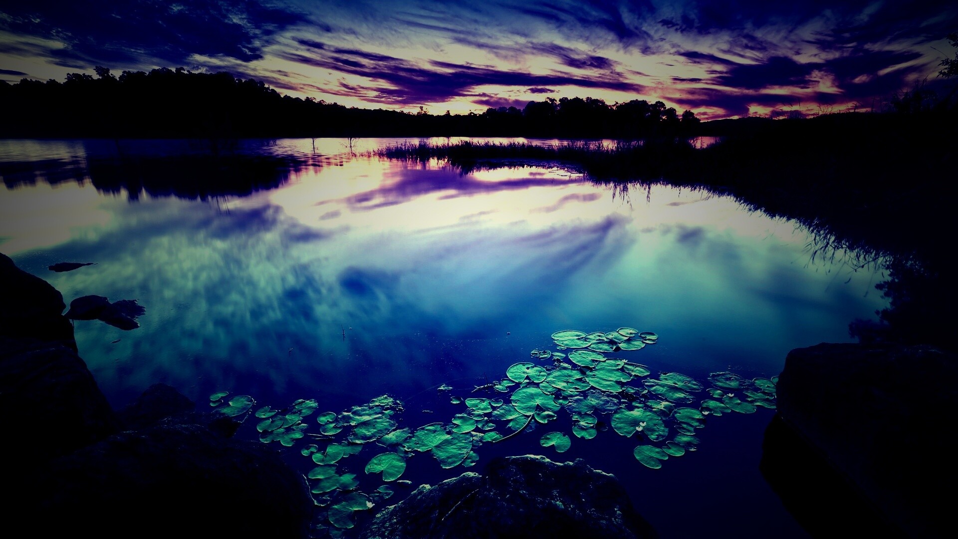 Озеро поздним вечером обои