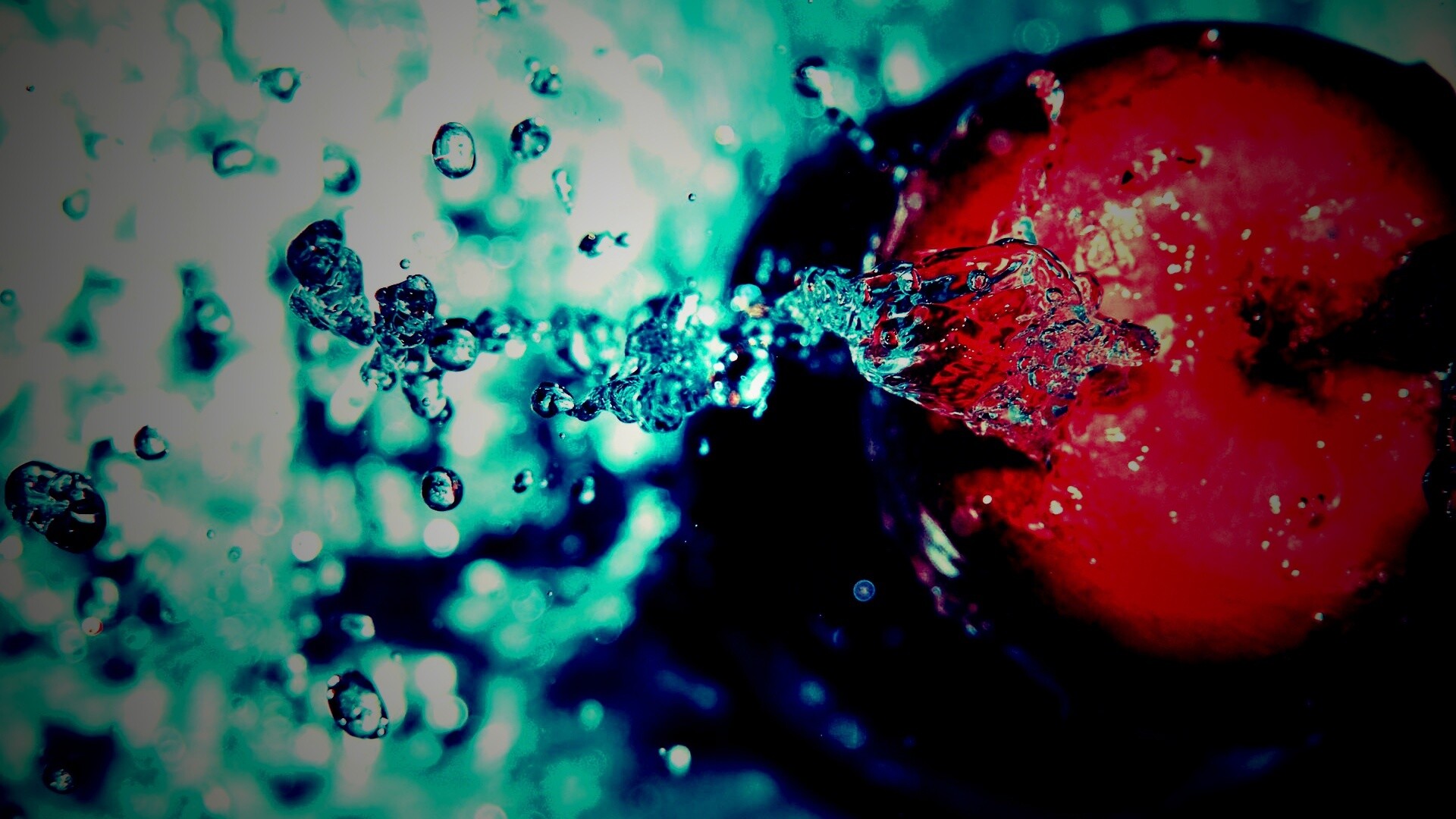 Брызги на яблоке обои